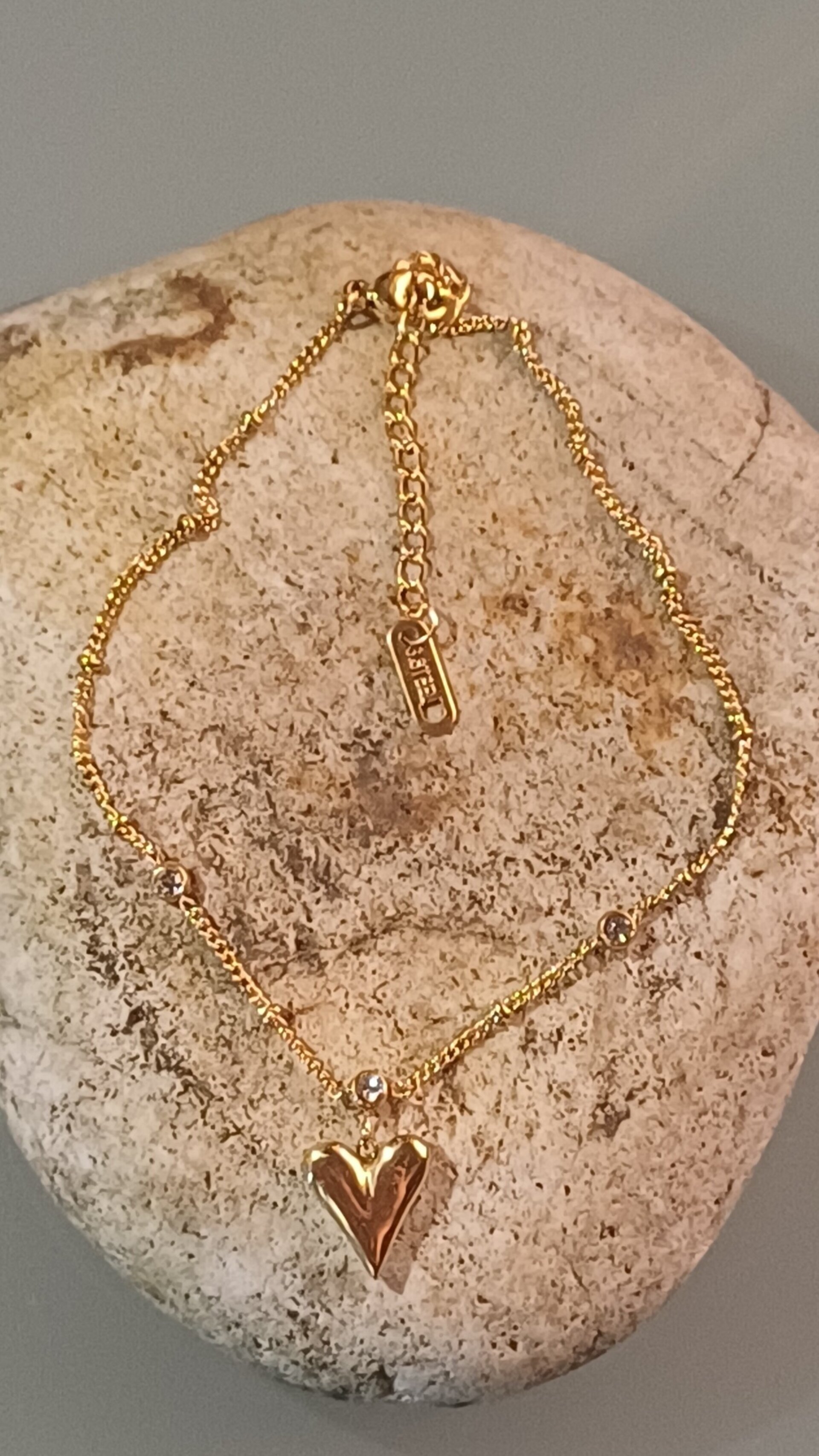 Pulsera tobilleras de acero dorado con corazón y circonitas – Joyería elegante - 4