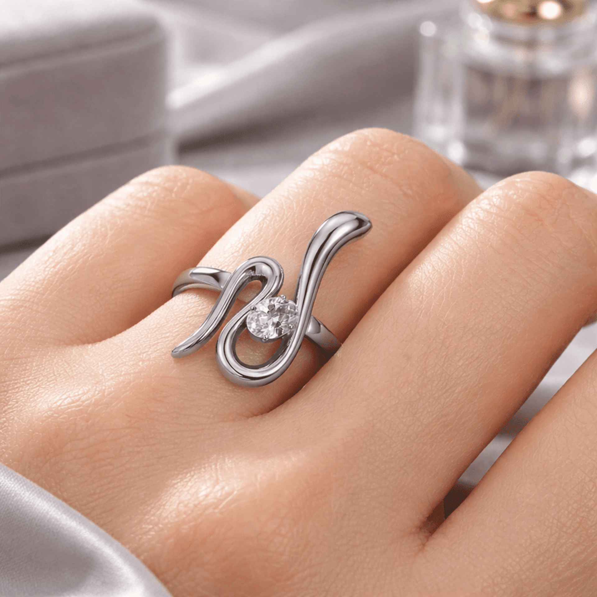 Anillo Wave Diamond – Elegancia moderna en líneas fluidas - 2