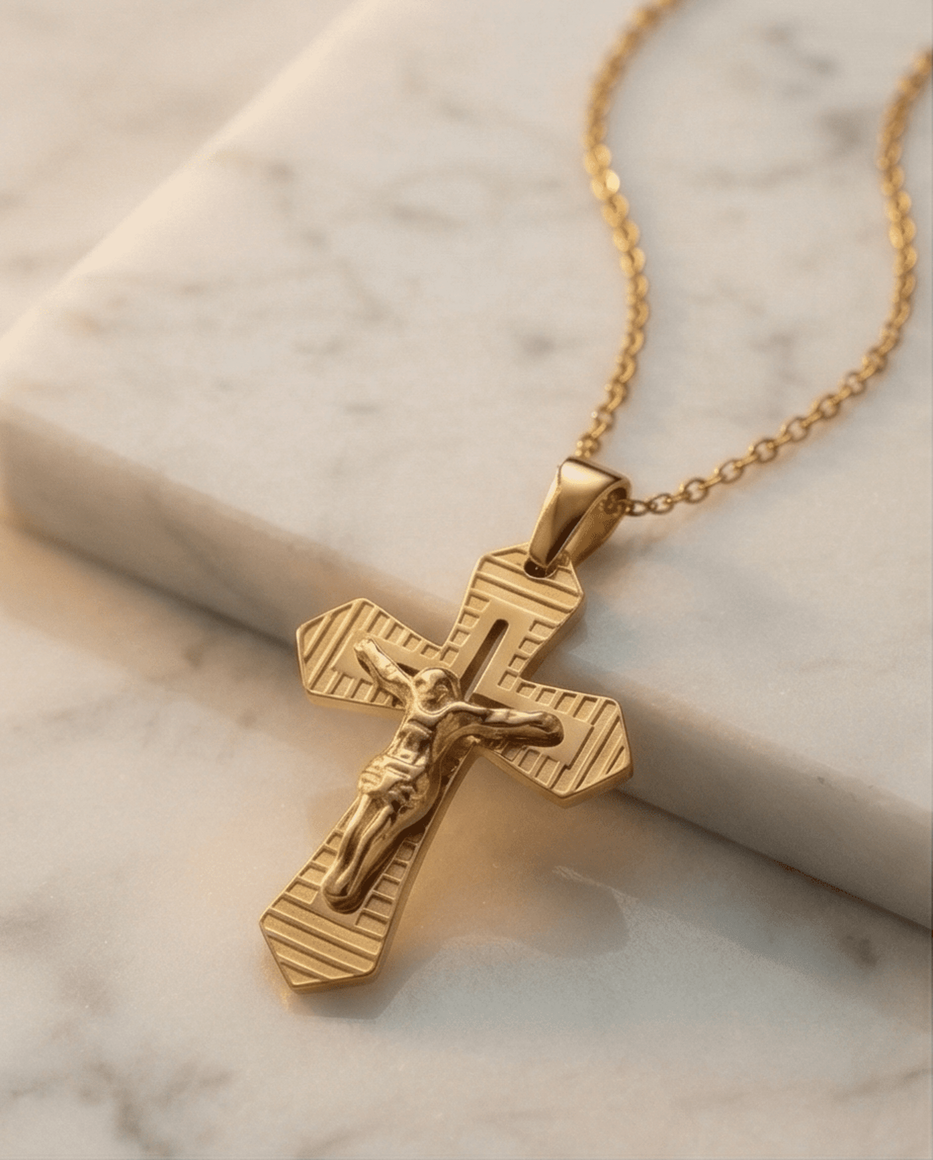 Crucifijo Geométrico Rayado – Oro 18k ✨ - 1