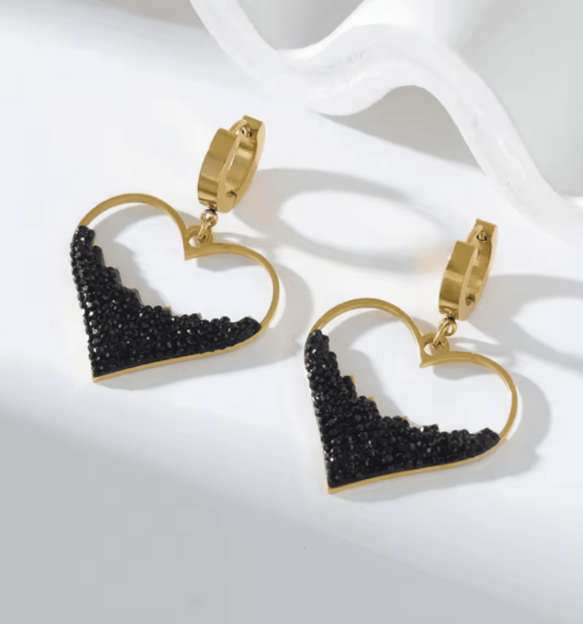 Pendientes Corazón Dorado con Detalles Negros – Colección Nocturna - 2