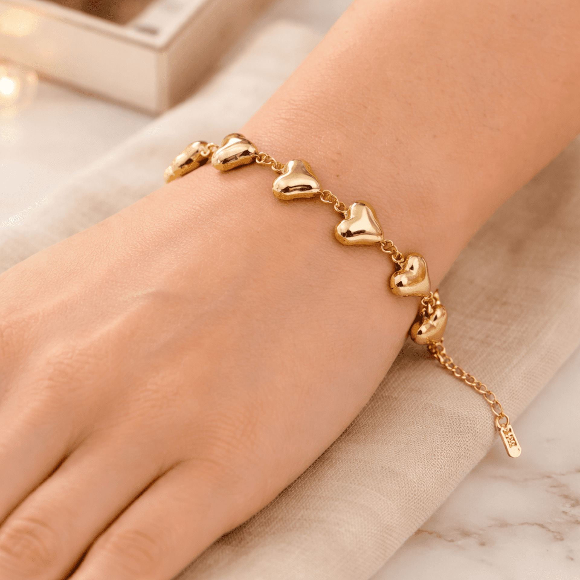 ✨ Pulsera “Golden Hearts” – Acero Quirúrgico Chapado en Oro 18K - 2