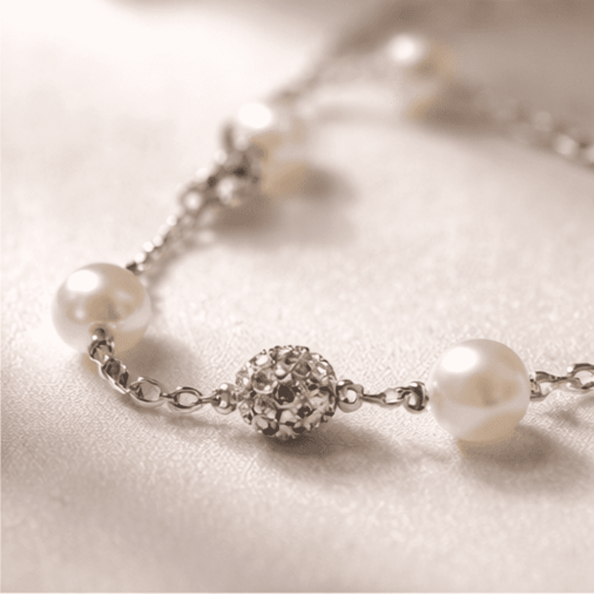Crystal Pearl Line – Pulsera Perlas & Brillos - 1