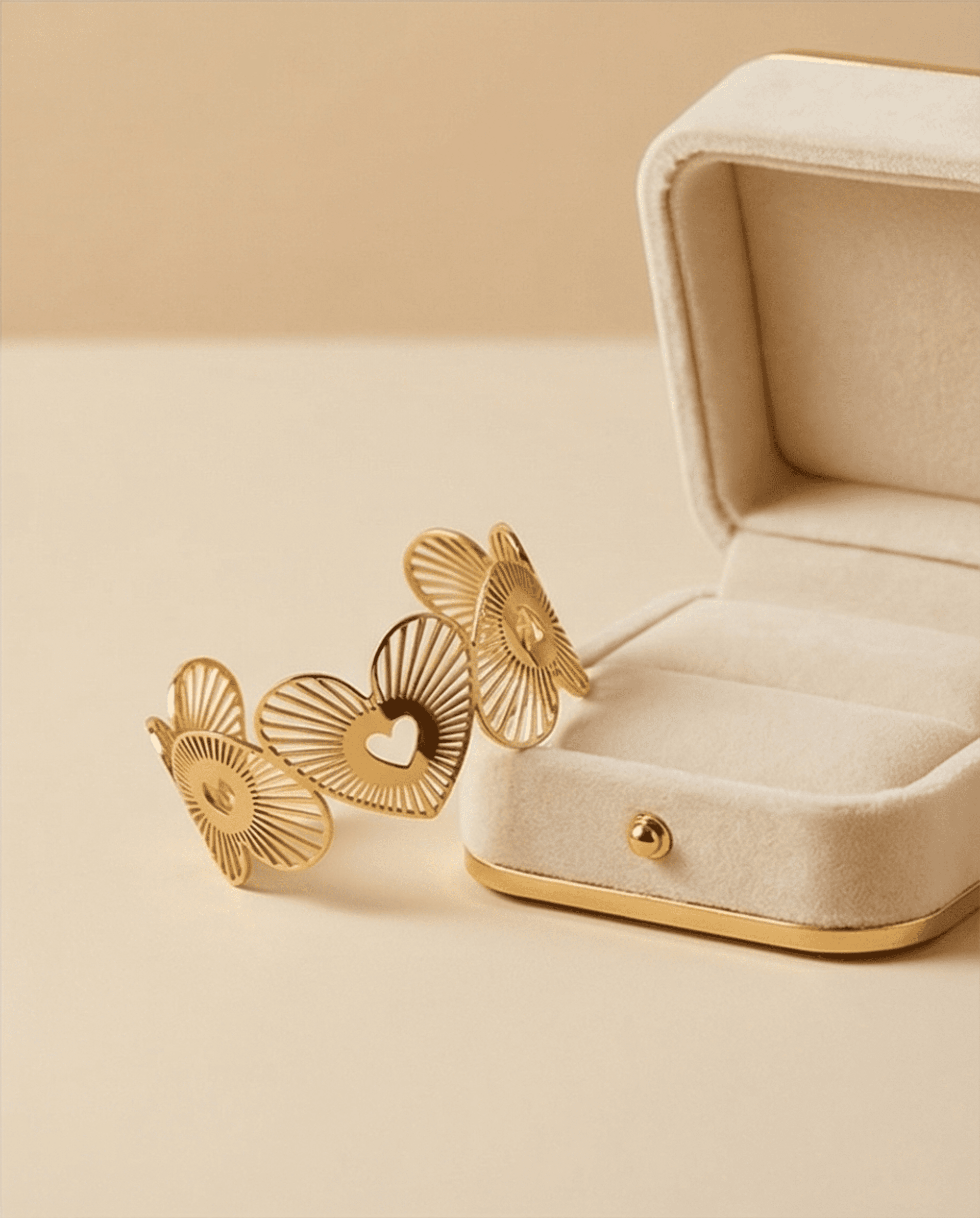 Brazalete Alas de Amor – Acero Quirúrgico Dorado - 2