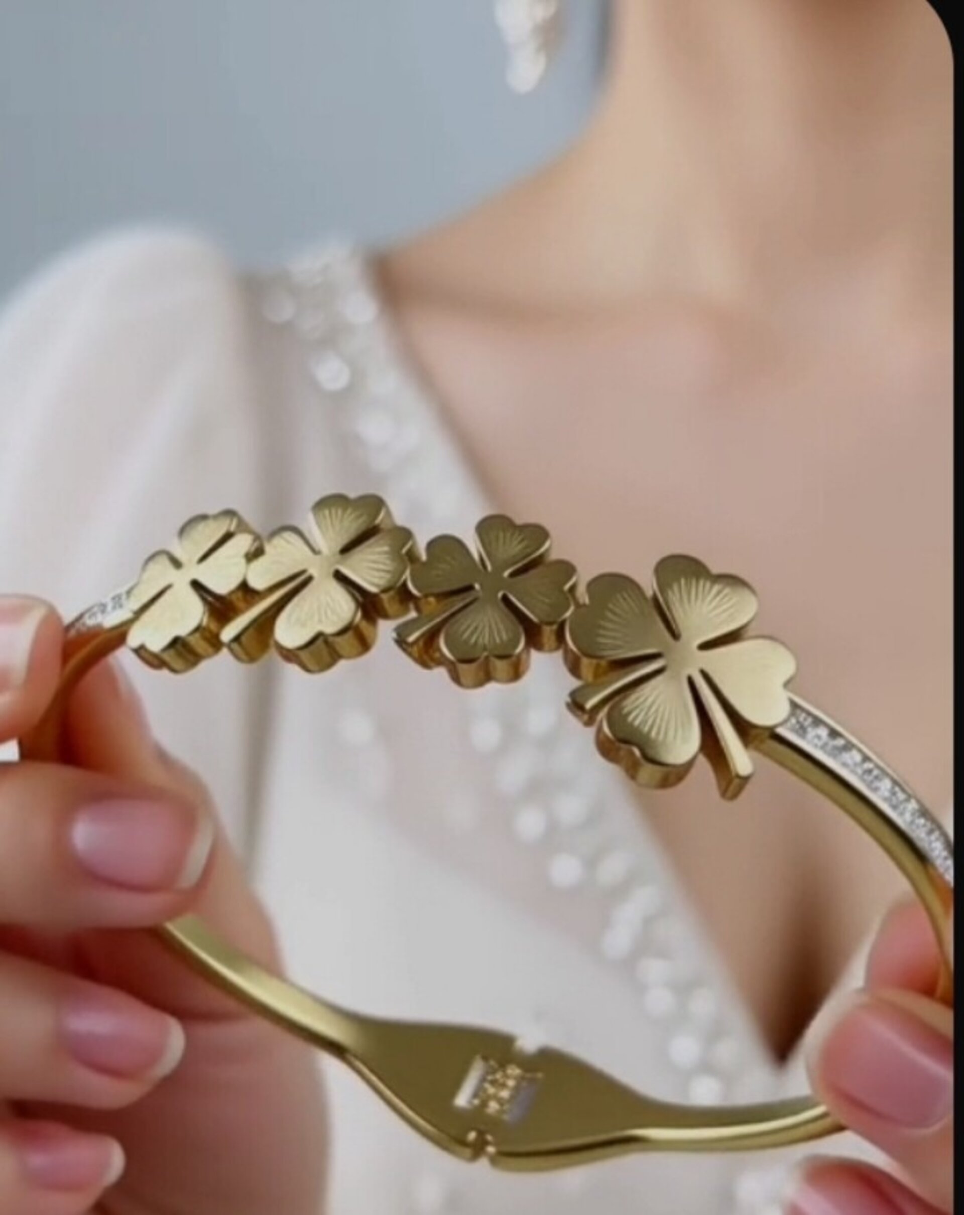 Brazalete Tréboles – Acero Quirúrgico chapado en oro 18klt - 2