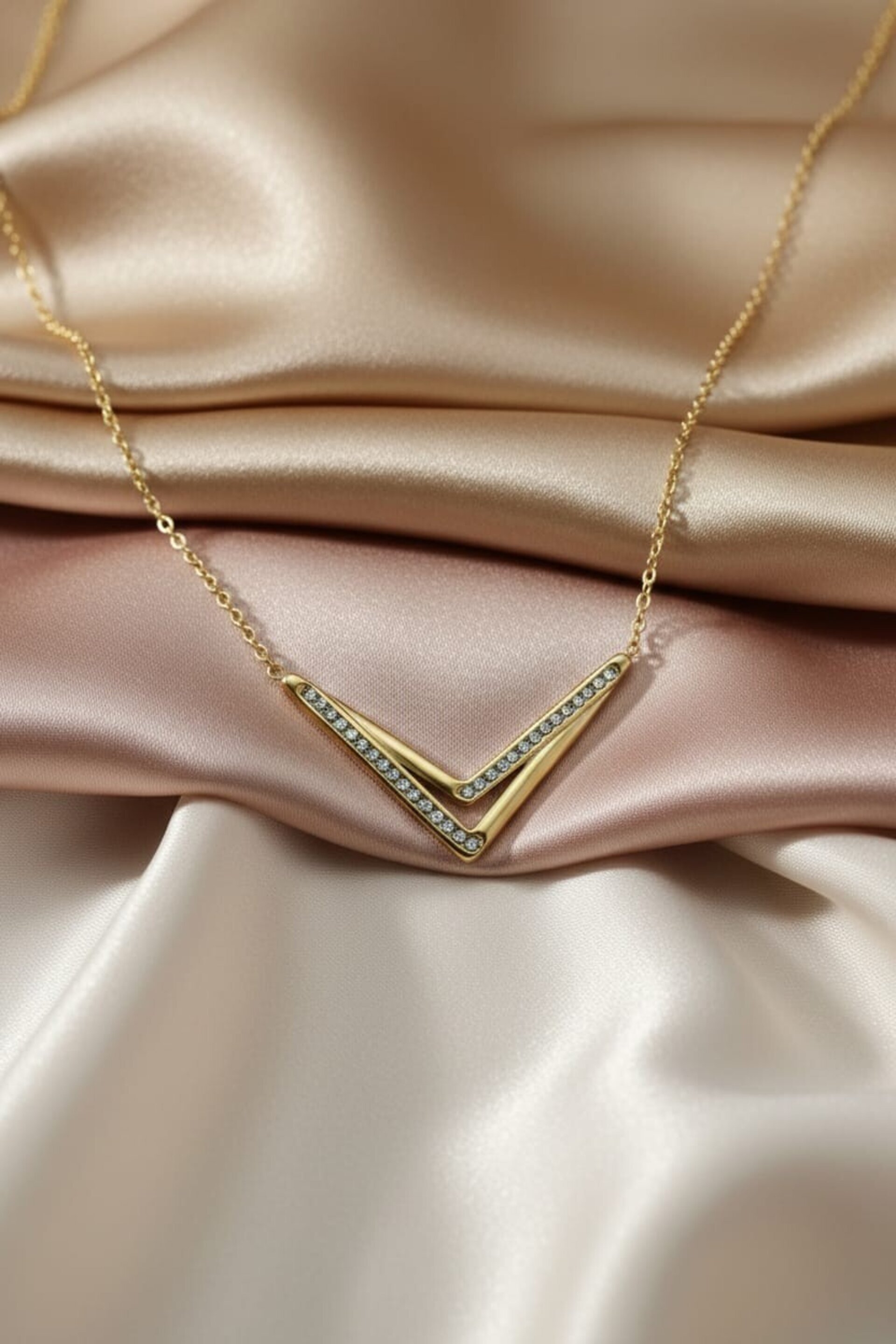 Collar V Brillante de Acero Dorado con Circonitas - 4