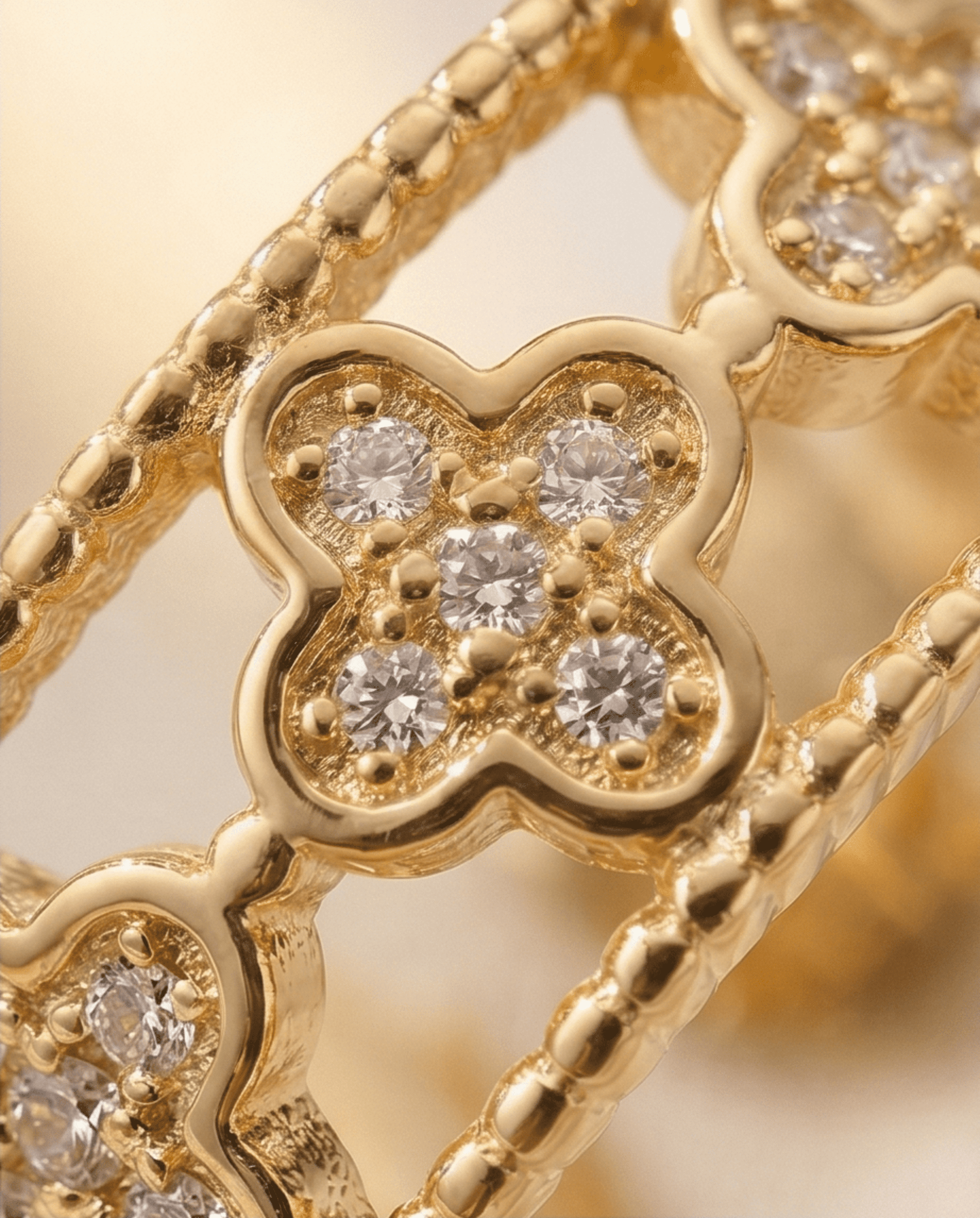 Anillo Golden Bloom – Elegancia floral en diseño calado - 2