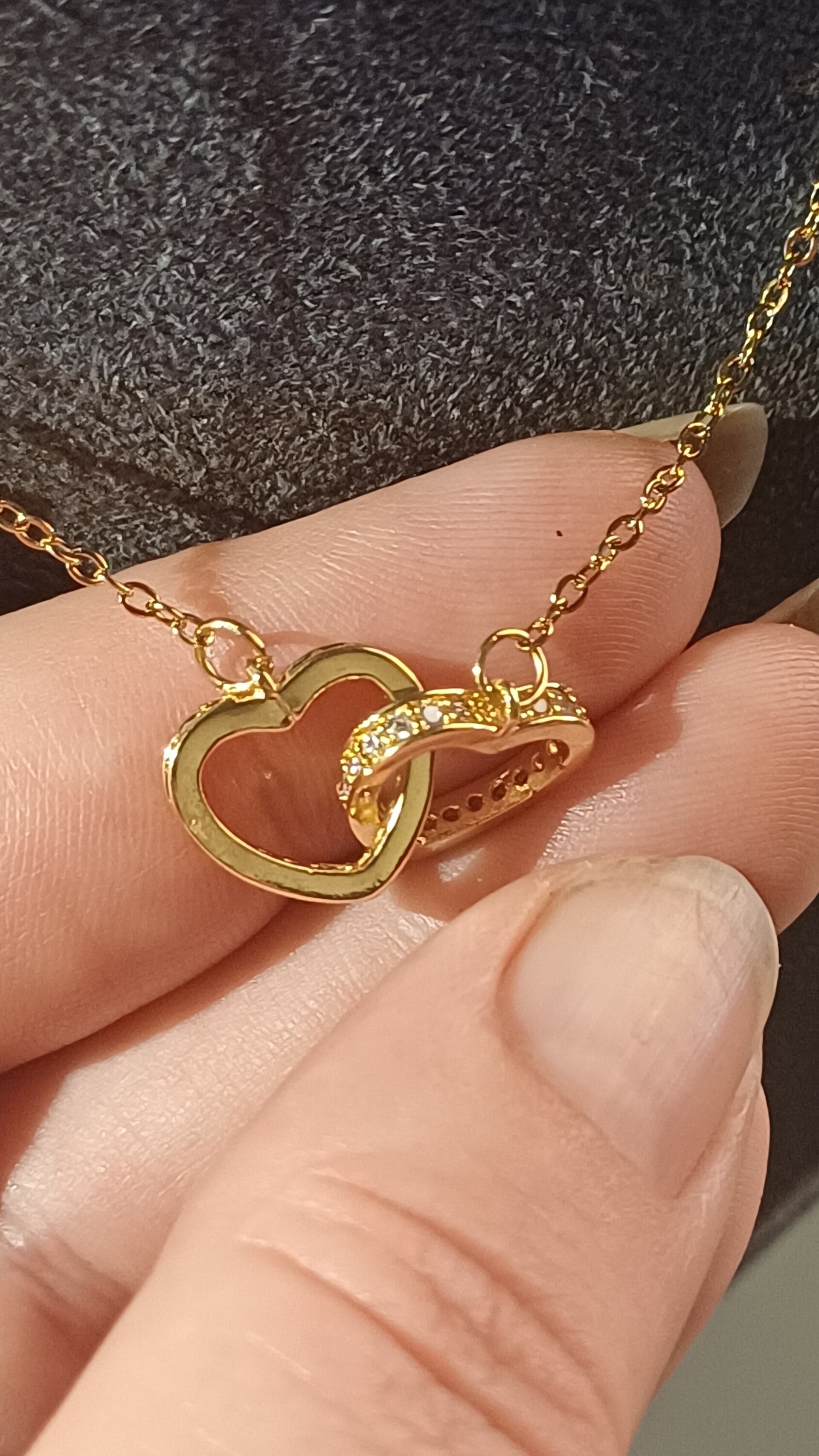 Collar Corazones Eternos – Acero Dorado con Brillantes - 1