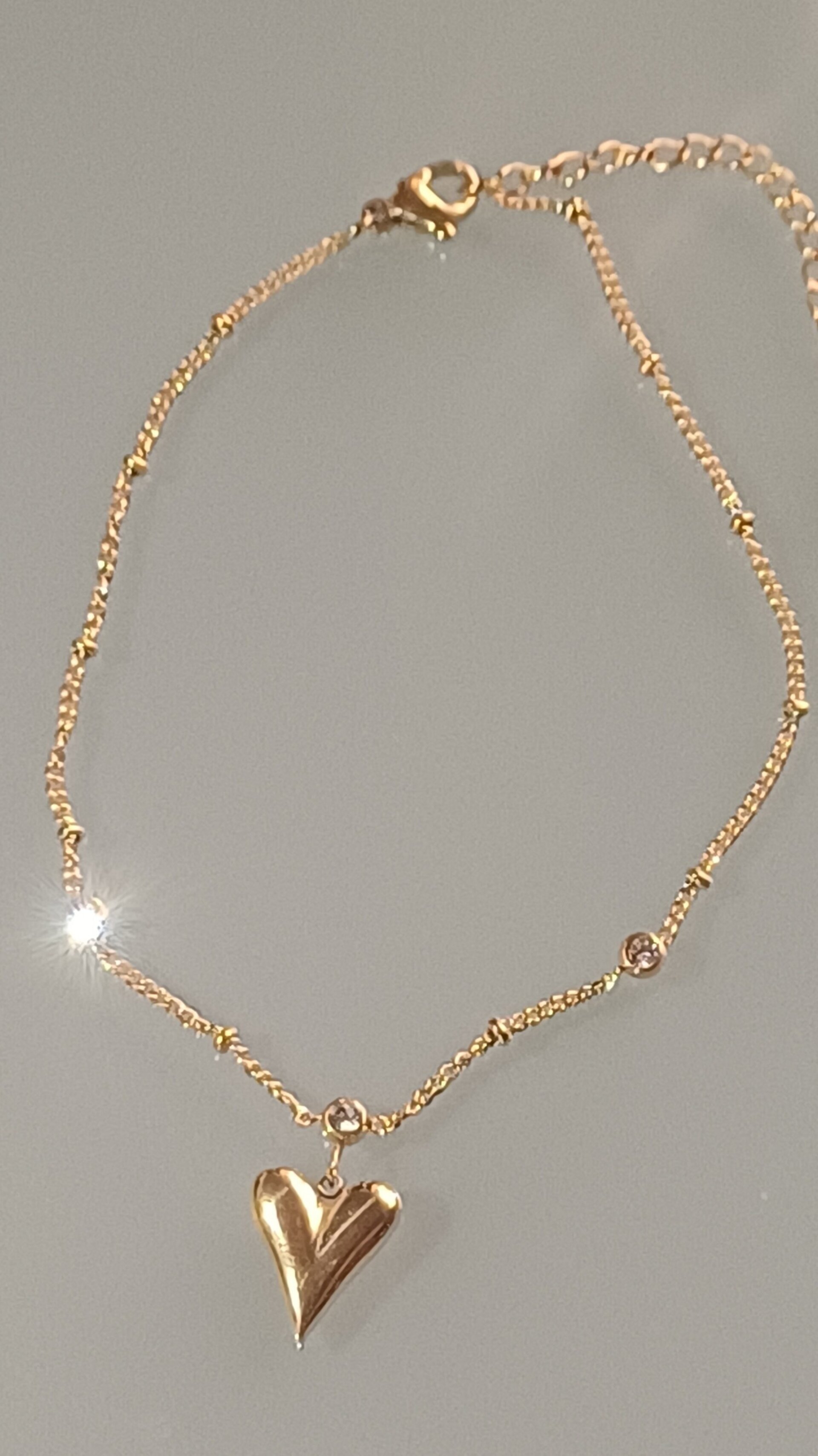 Pulsera tobilleras de acero dorado con corazón y circonitas – Joyería elegante - 5