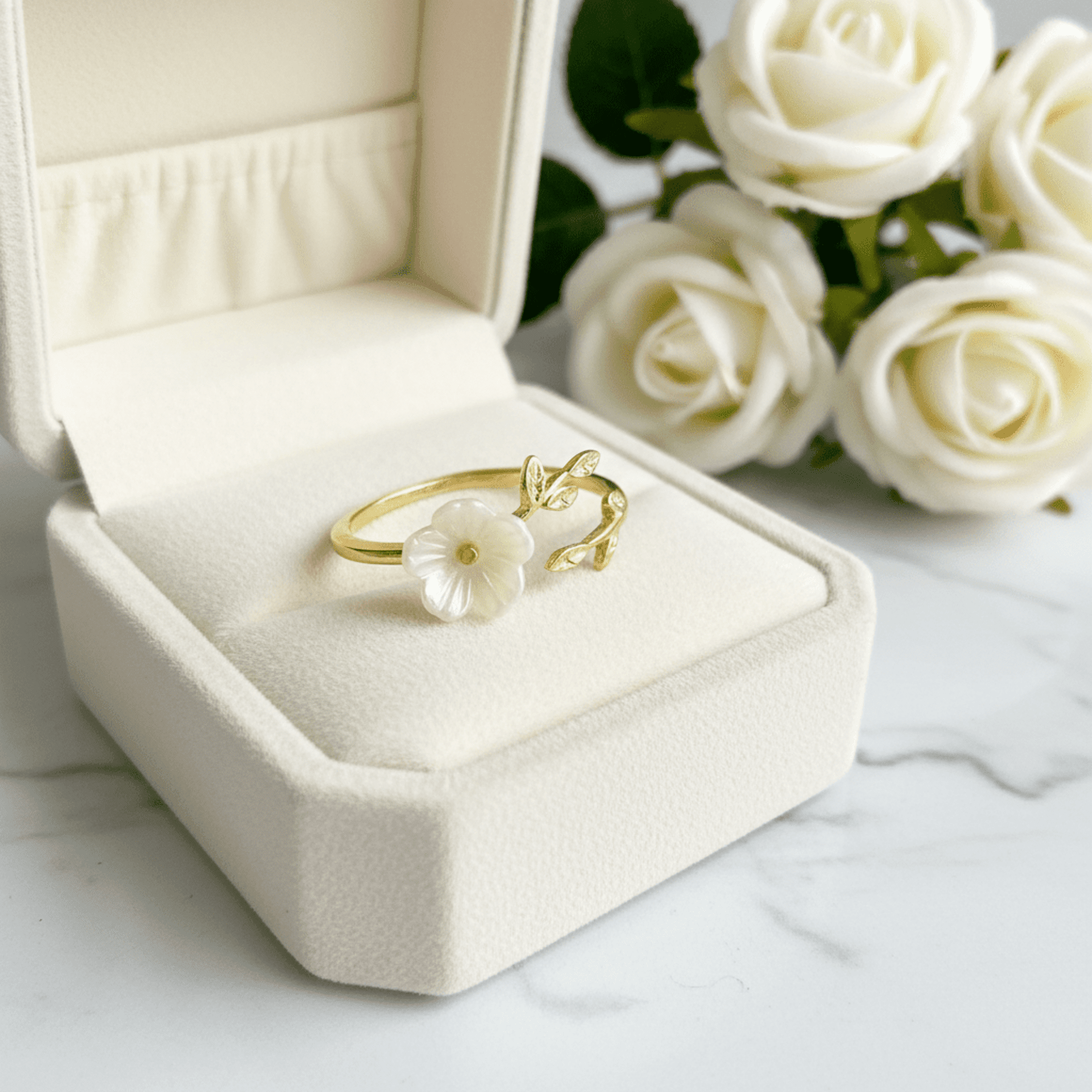 Anillo Flor de Nácar Selene – Acero Quirúrgico Chapado en oro 18klt - 3