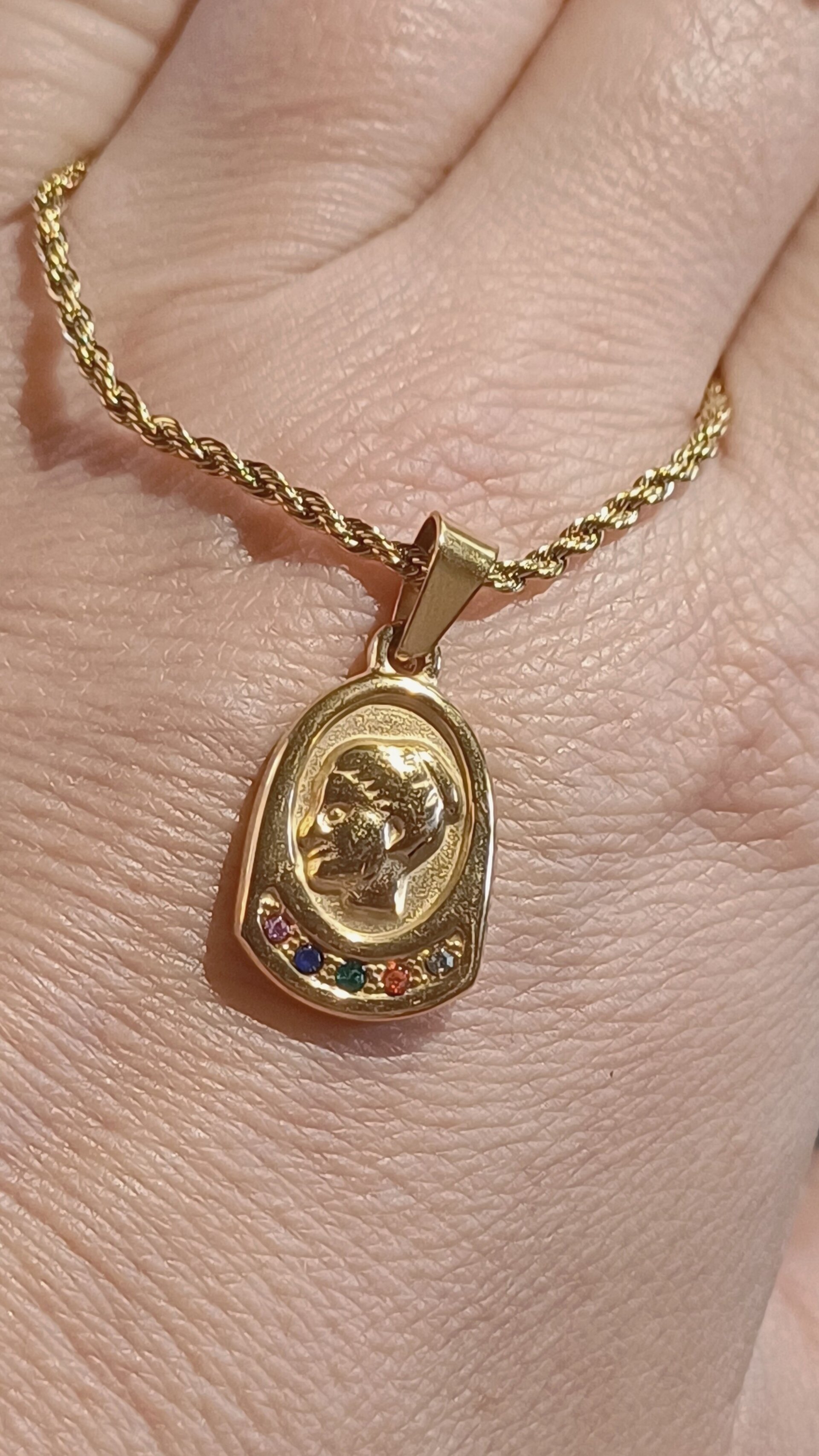 Collar Medalla Roma Dorada – Acero Quirúrgico con Circonitas - 3