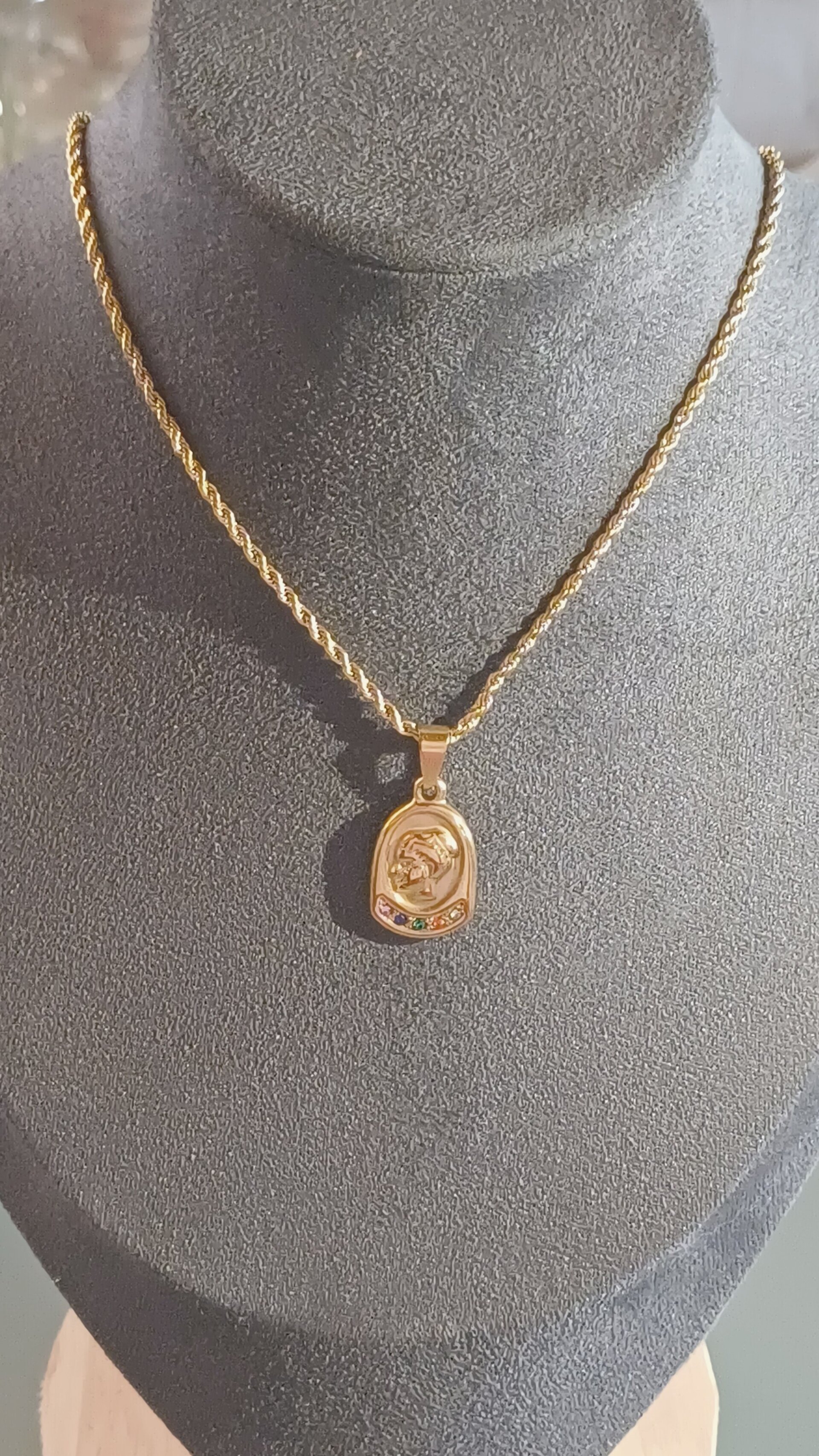 Collar Medalla Roma Dorada – Acero Quirúrgico con Circonitas - 5