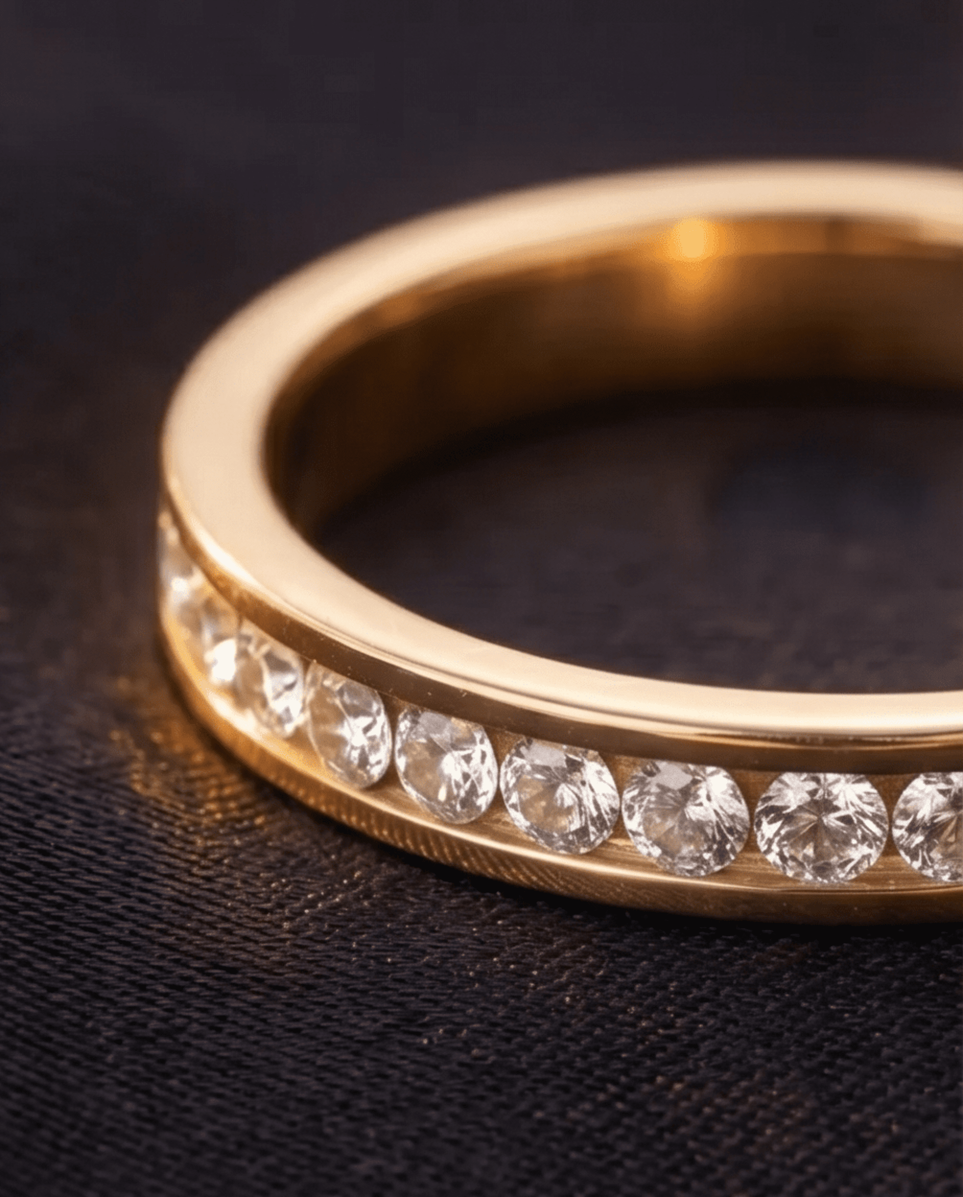 Anillo Golden Line – Elegancia minimalista con brillo continuo - 3