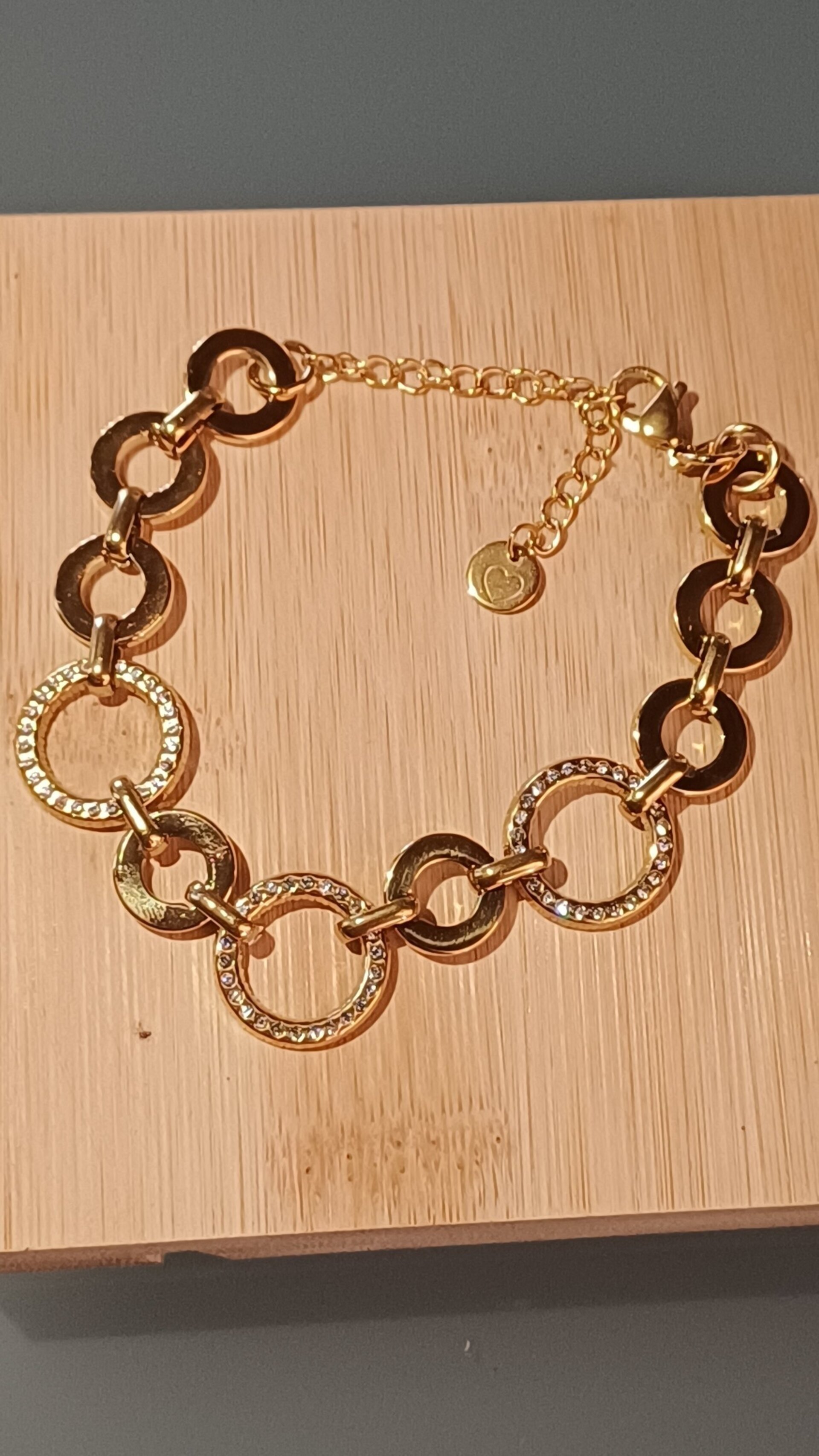 Pulsera Anaís de acero dorado con círculos brillantes - 3