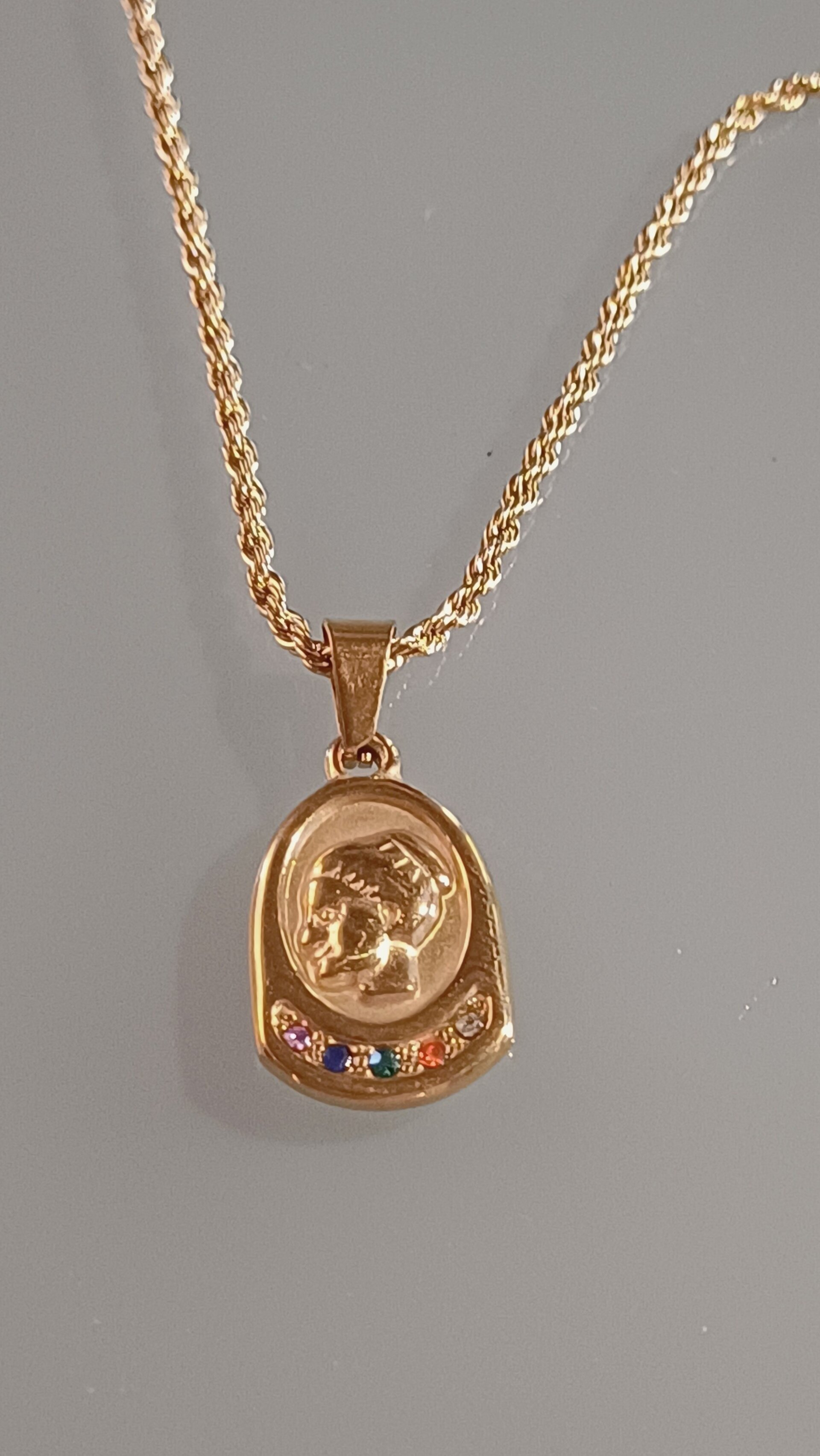 Collar Medalla Roma Dorada – Acero Quirúrgico con Circonitas - 4