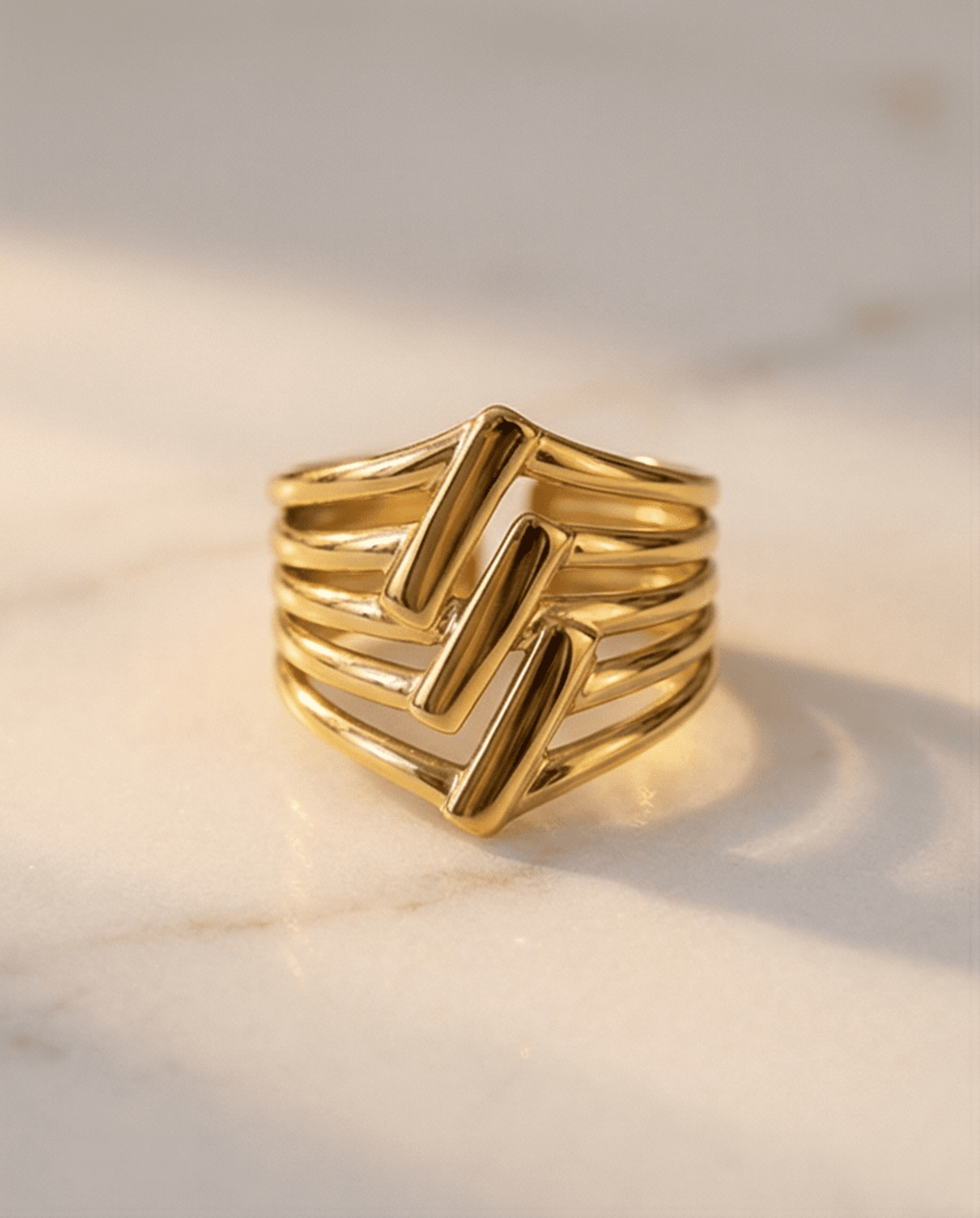 Anillo GeoLines – Geometría moderna en acabado dorado - 1