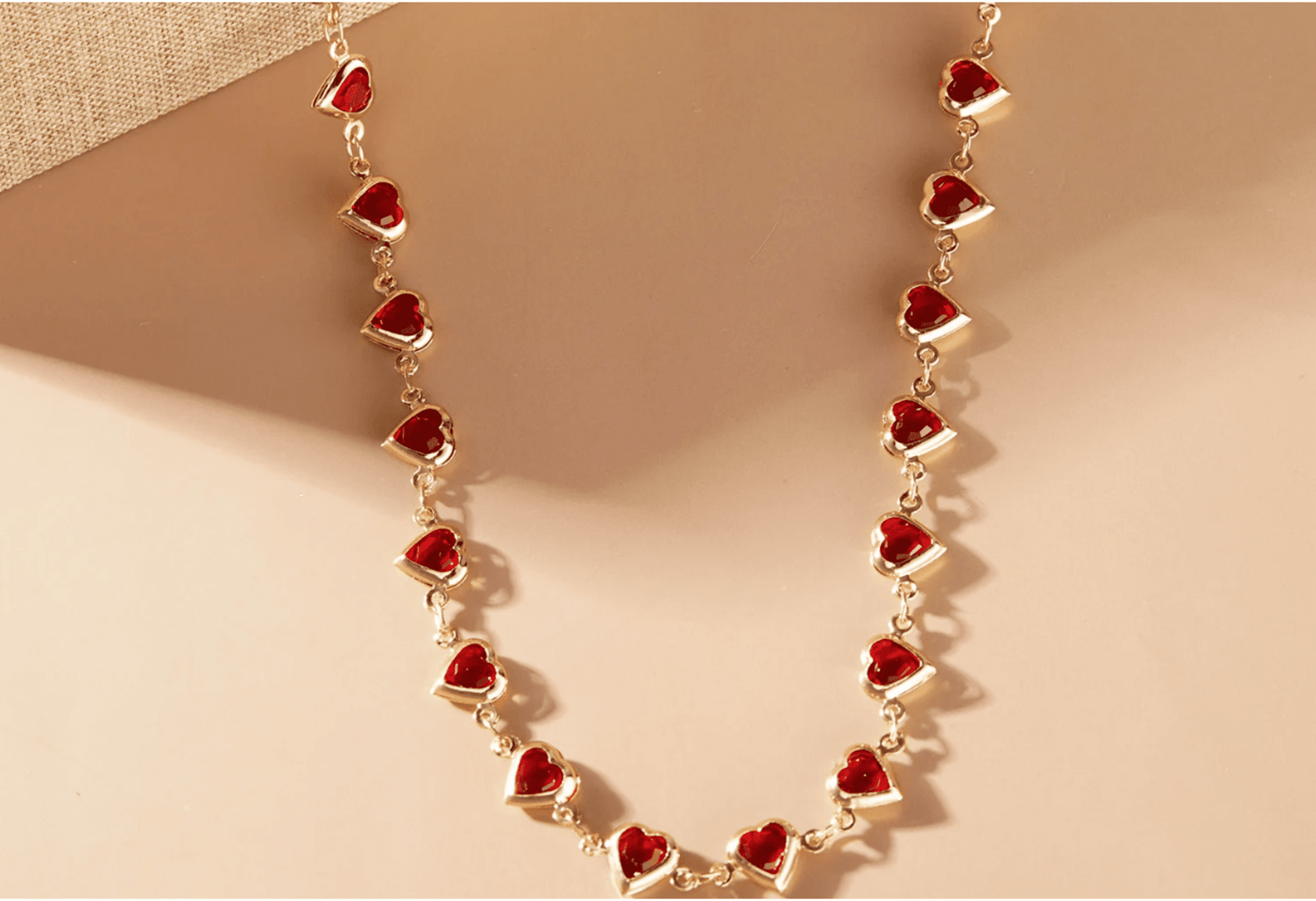 Collar Corazones Dorado Rojo – Colección Amor Eterno (con pulsera a juego) - 3