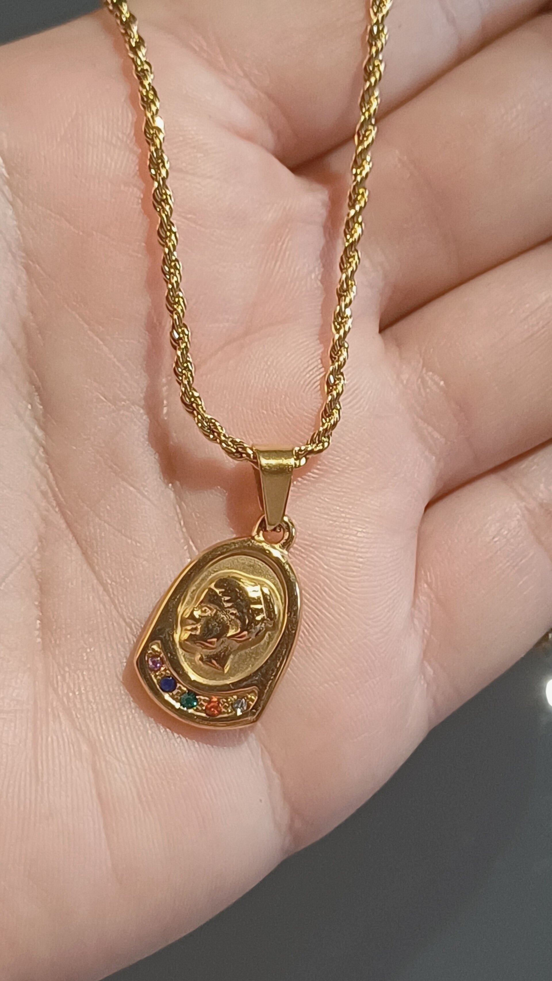 Collar Medalla Roma Dorada – Acero Quirúrgico con Circonitas - 2
