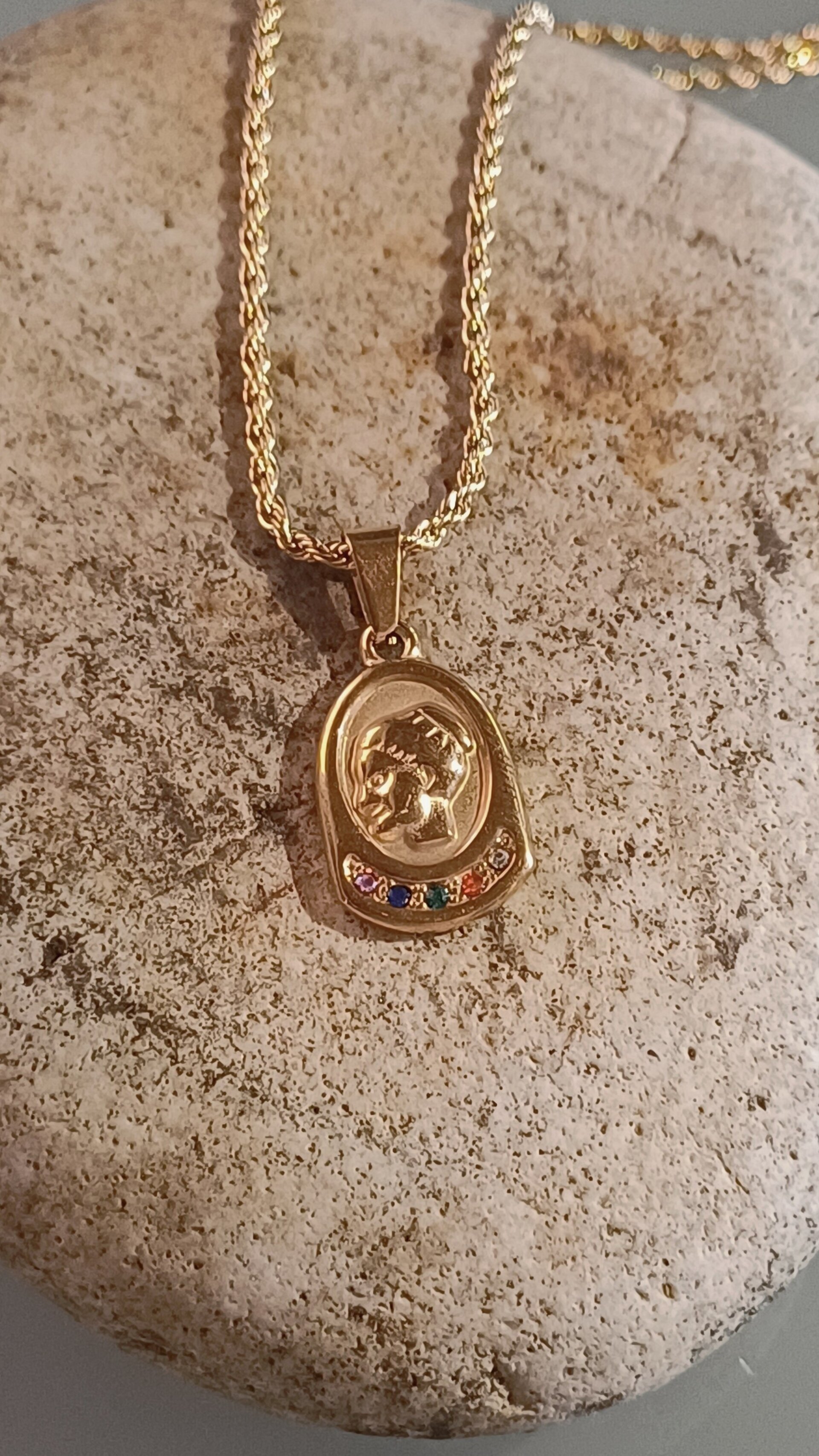 Collar Medalla Roma Dorada – Acero Quirúrgico con Circonitas - 1