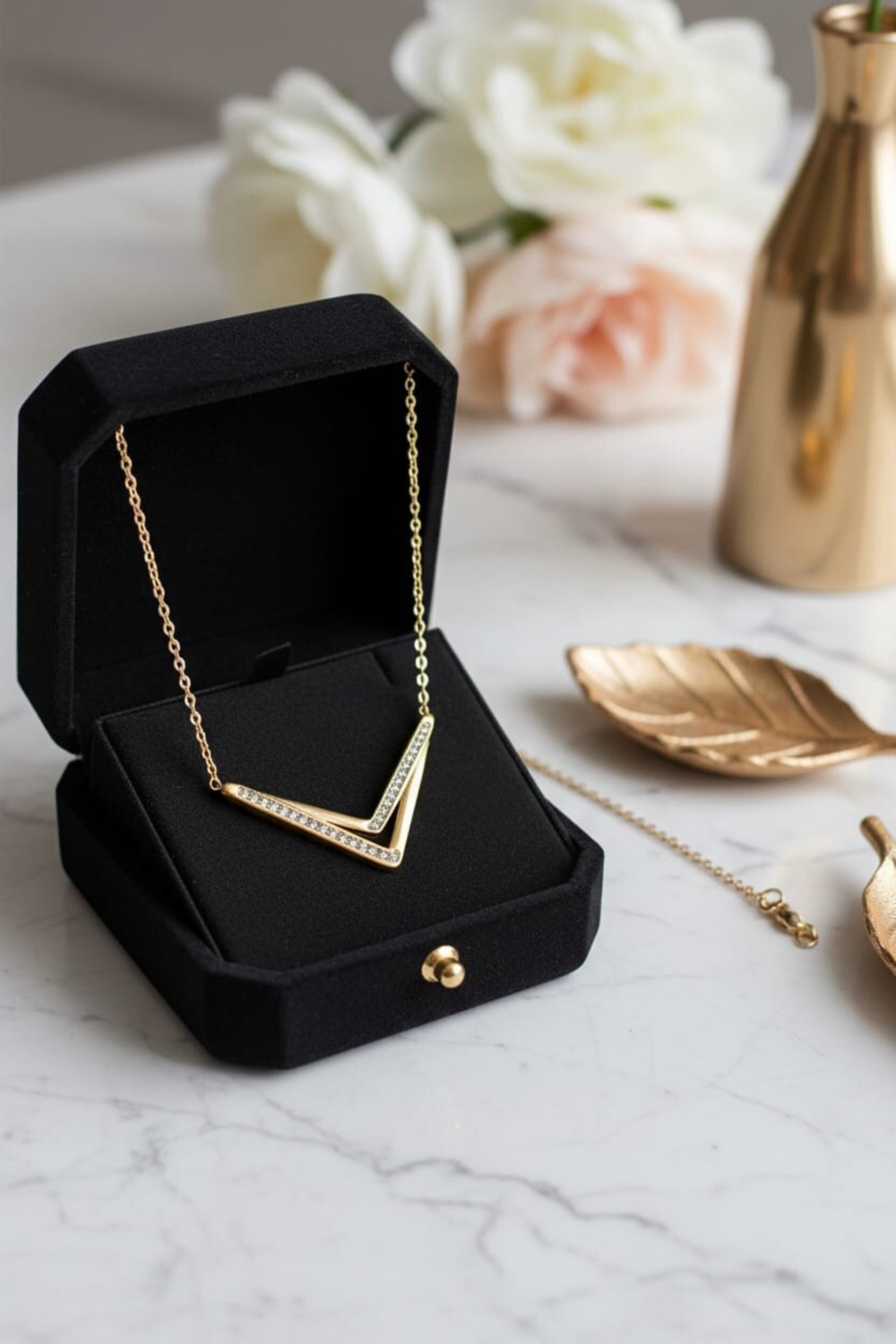 Collar V Brillante de Acero Dorado con Circonitas - 3