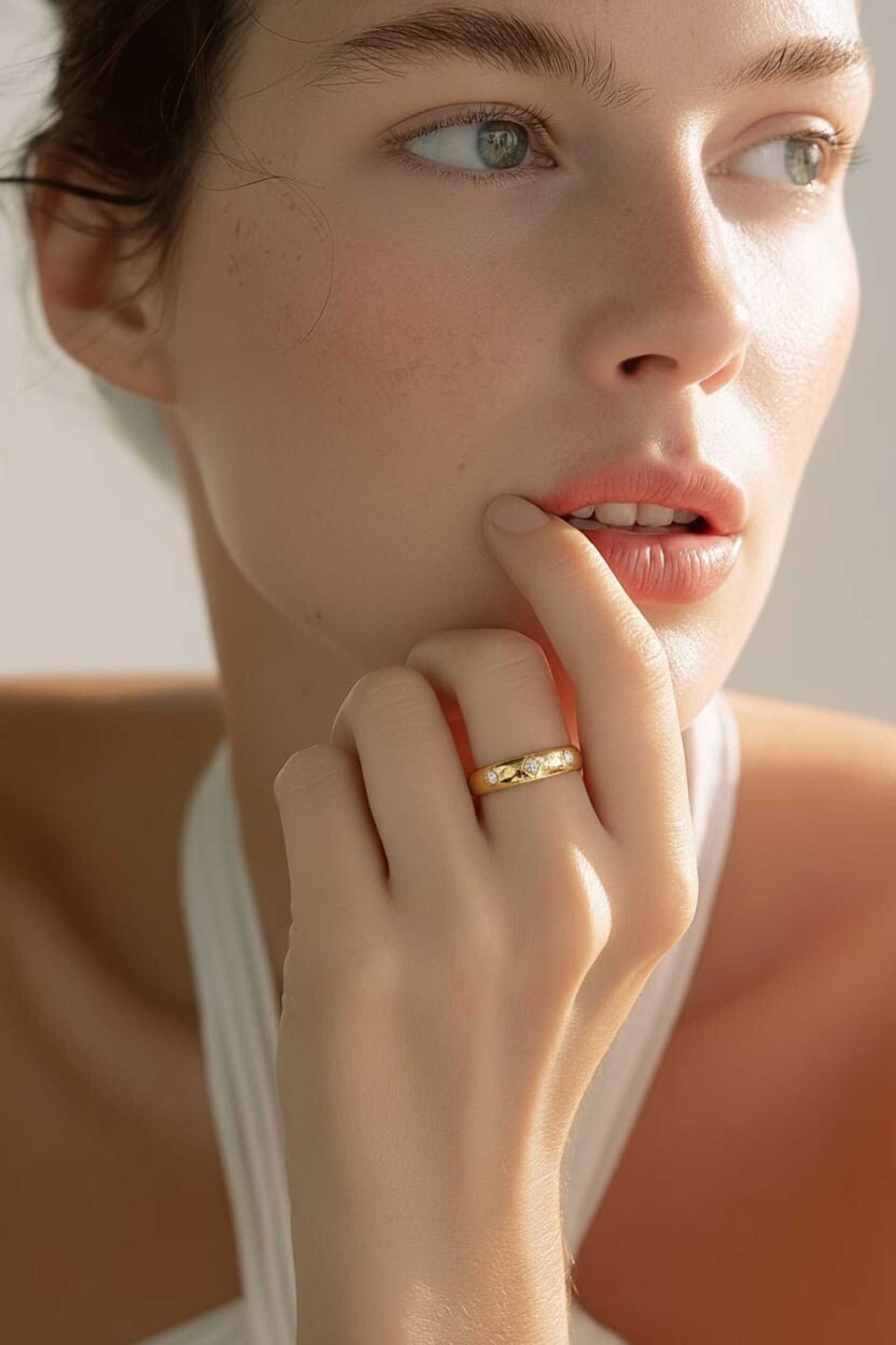 Anillo Alianza Dorada Geométrica con Circonitas - 3