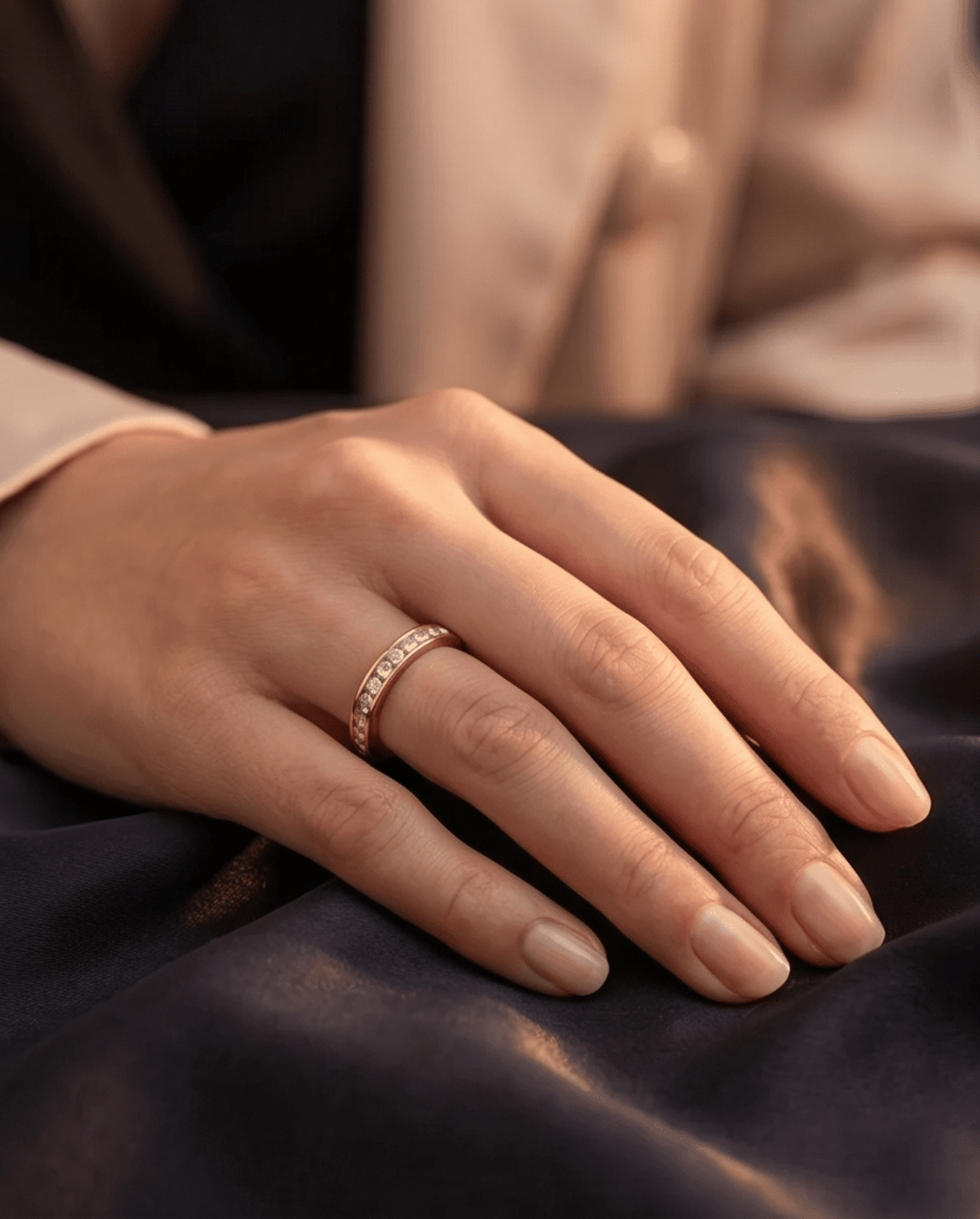 Anillo Golden Line – Elegancia minimalista con brillo continuo - 1