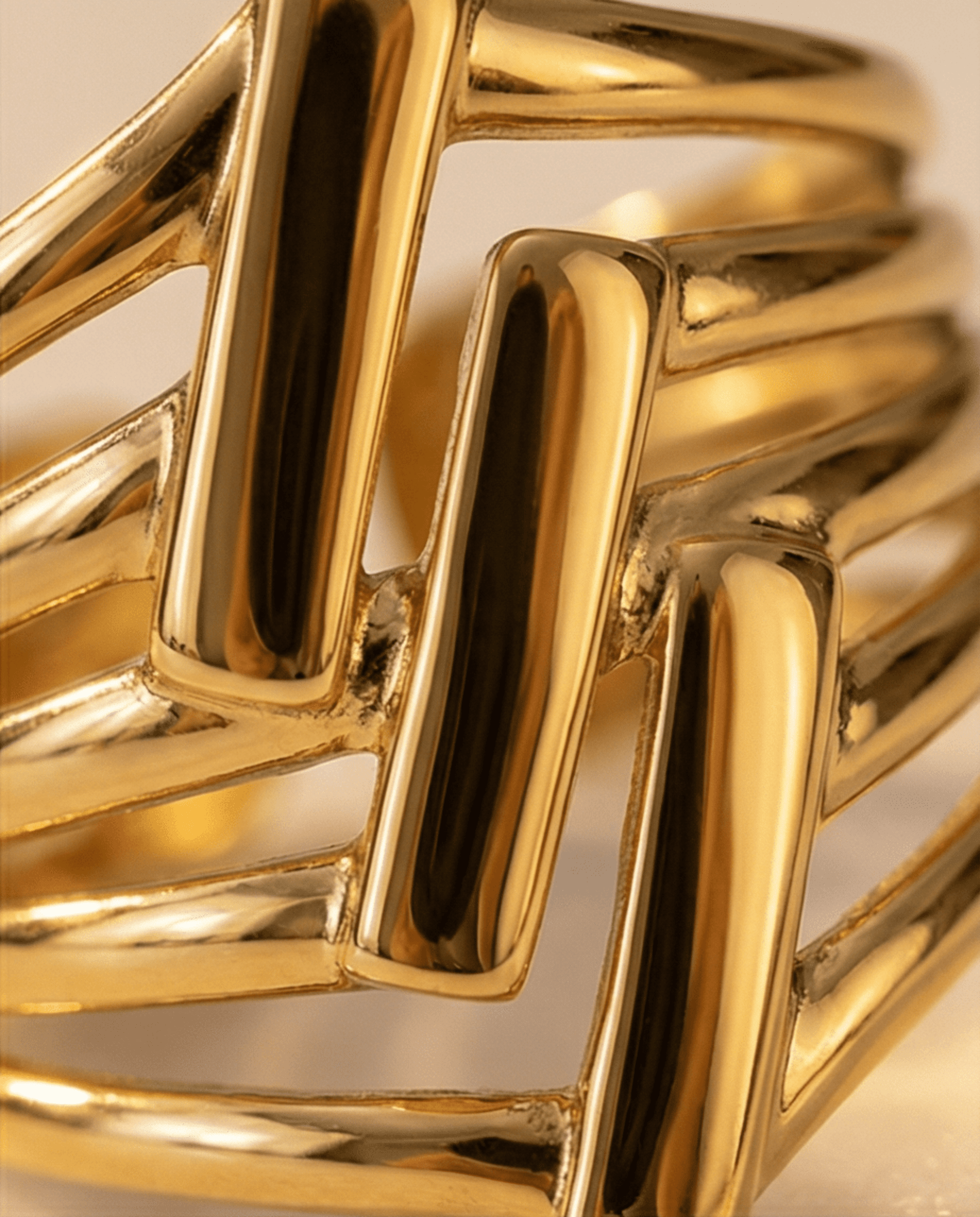 Anillo GeoLines – Geometría moderna en acabado dorado - 3