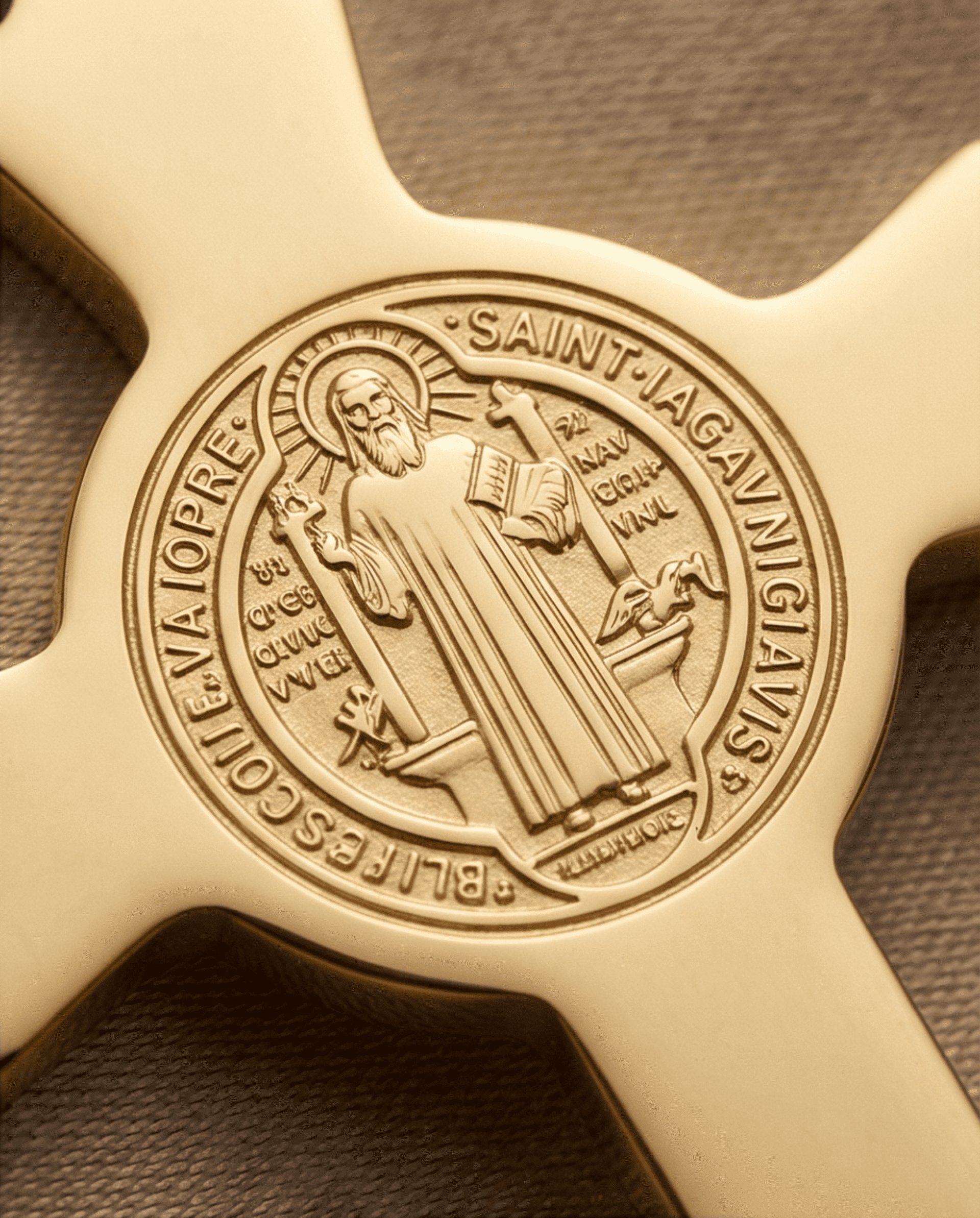 Crucifijo San Benito - Chapado en oro 18klt - 2