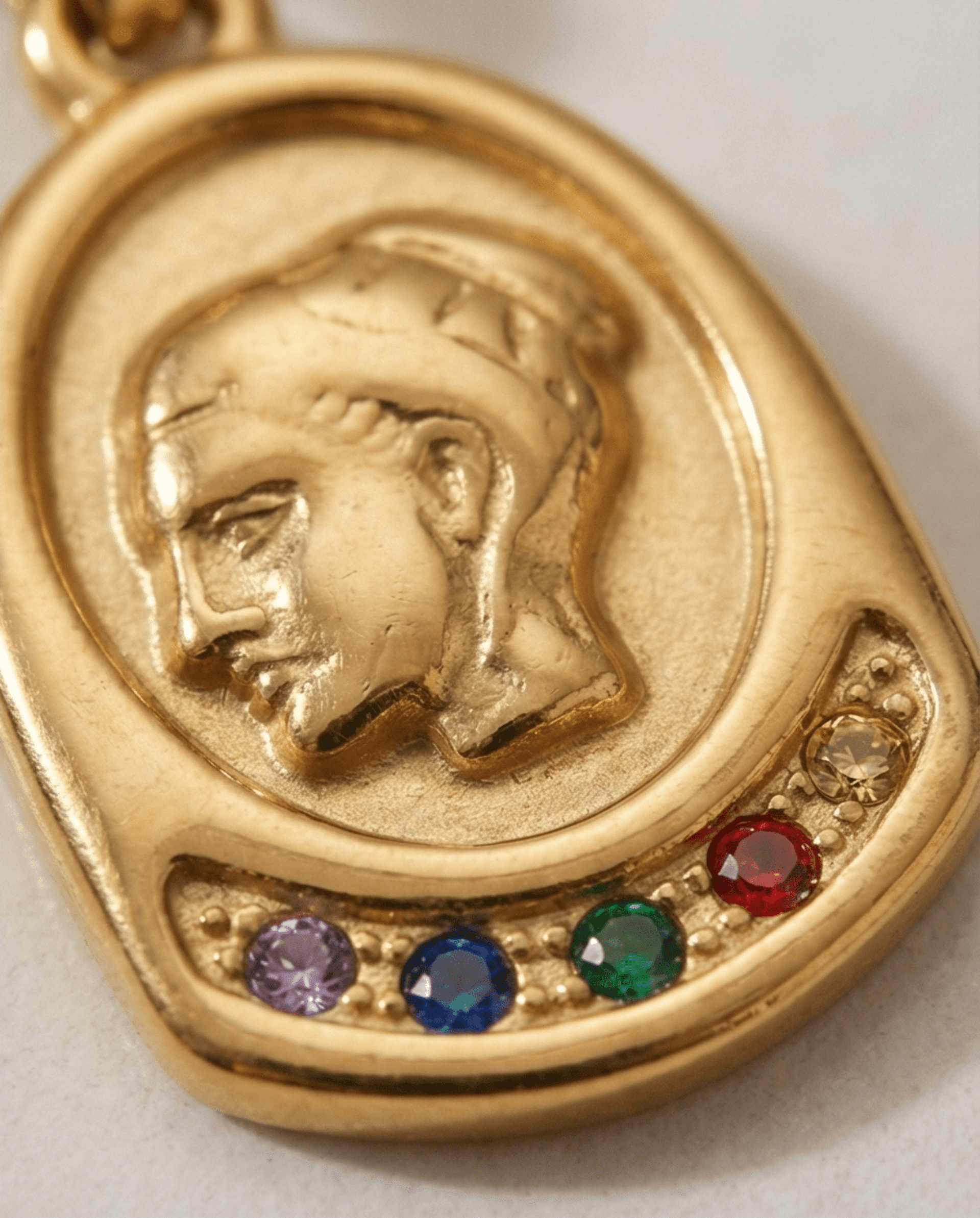 Collar Medalla Maria Dorada – Acero Quirúrgico con Circonitas - 2