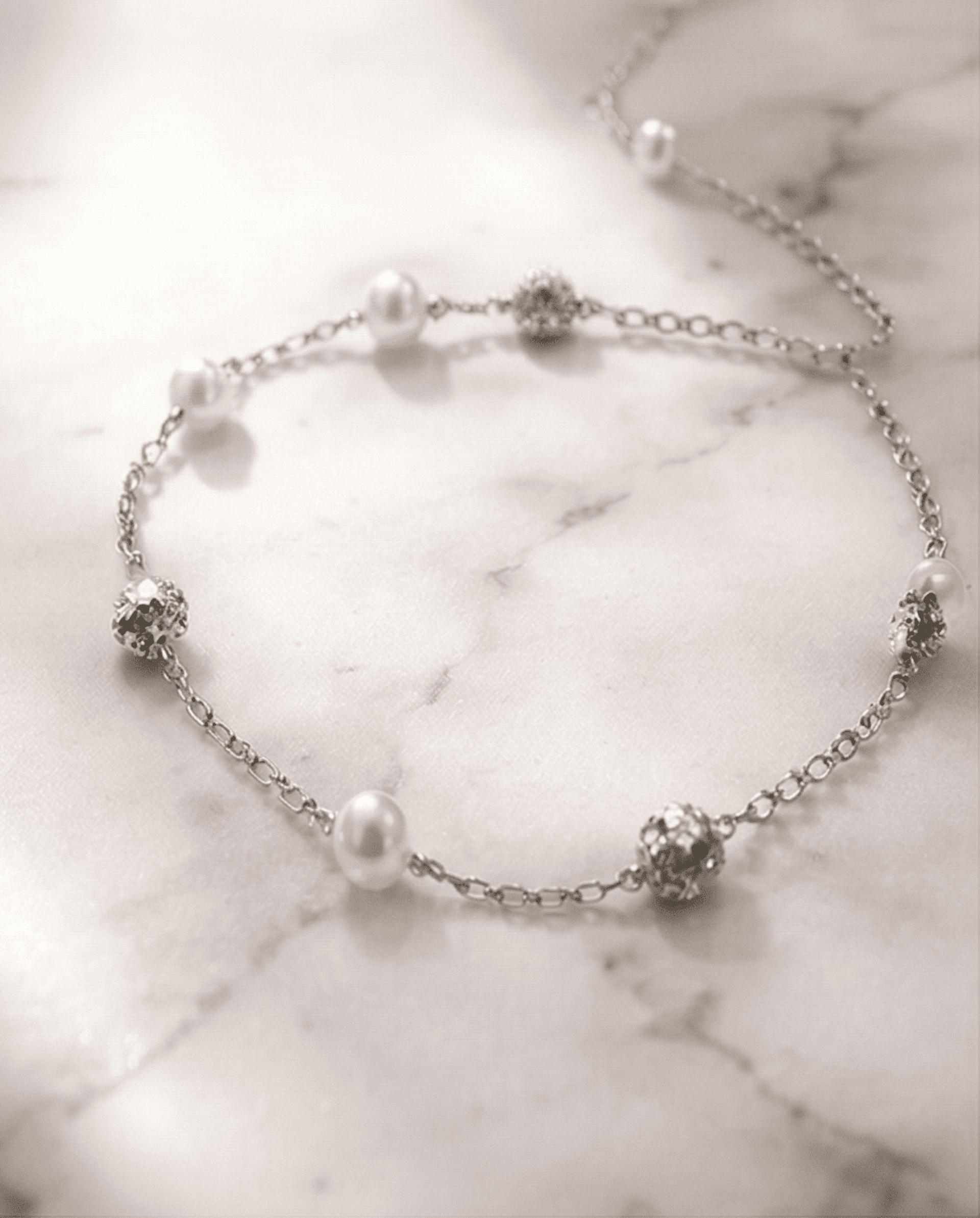 Crystal Pearl Line – Pulsera Perlas & Brillos - 5