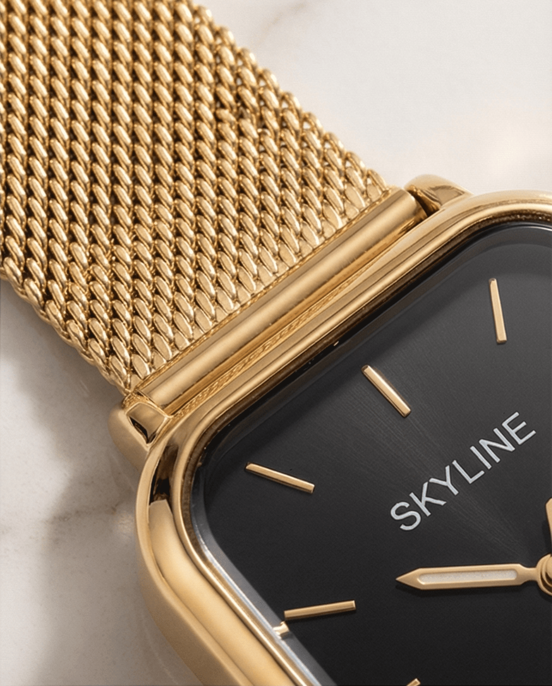 SKYLINE – Reloj de Acero Inoxidable Dorado con Esfera Negra - 2