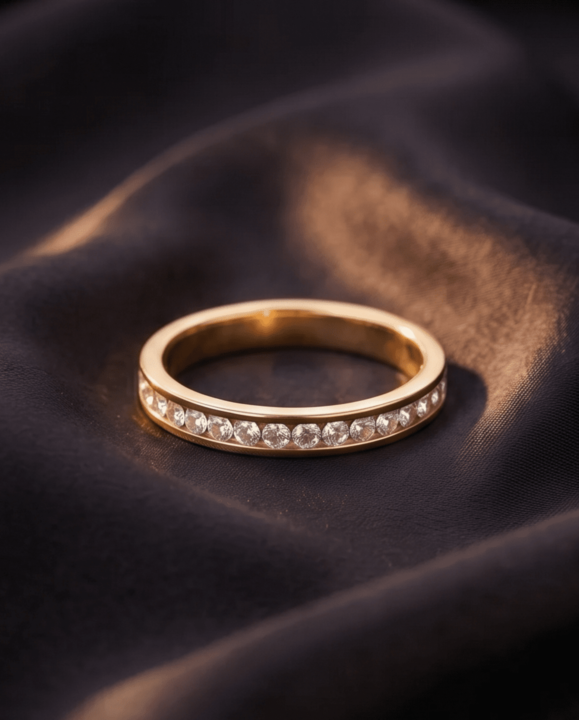 Anillo Golden Line – Elegancia minimalista con brillo continuo - 5