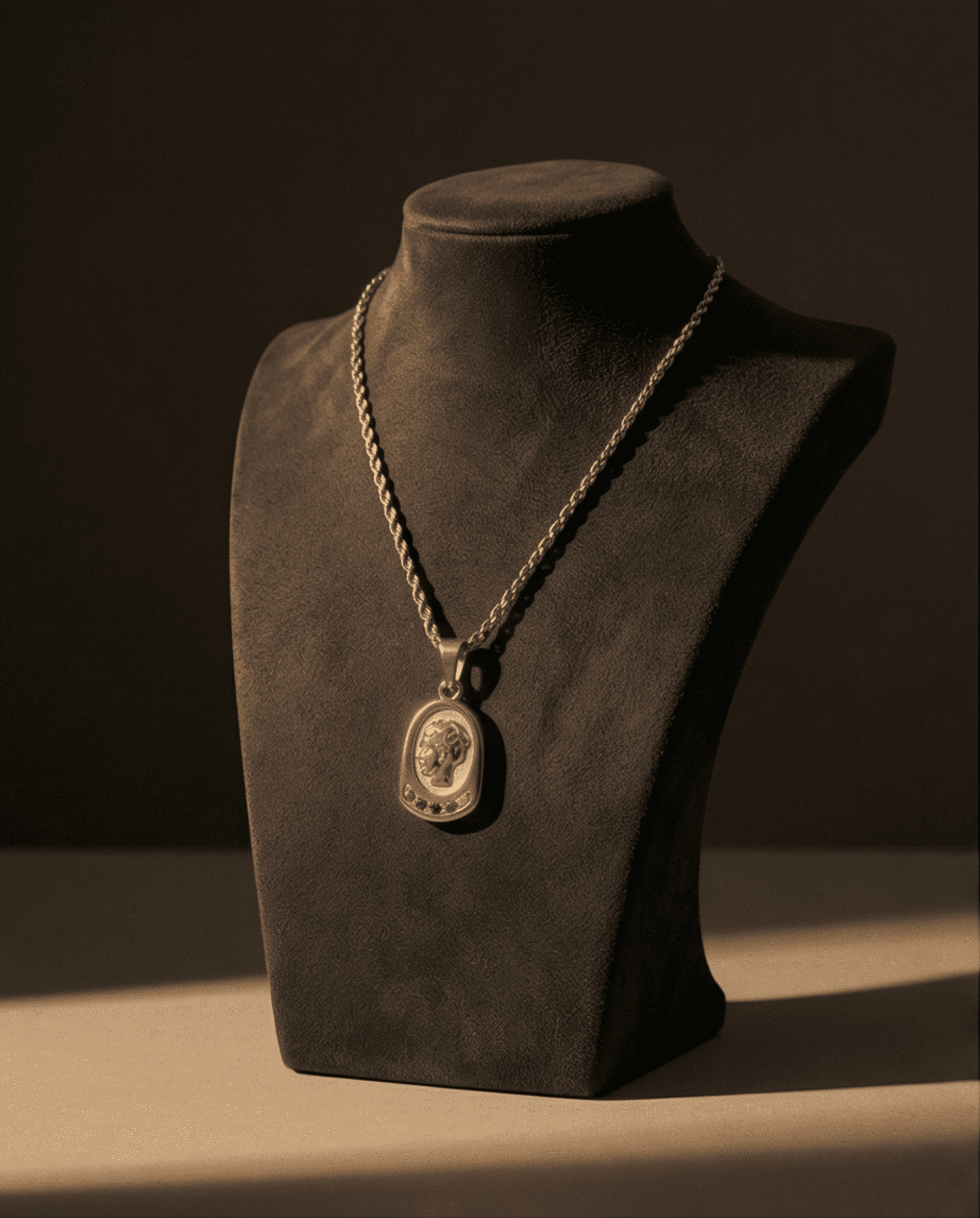 Collar Medalla Maria Dorada – Acero Quirúrgico con Circonitas - 5