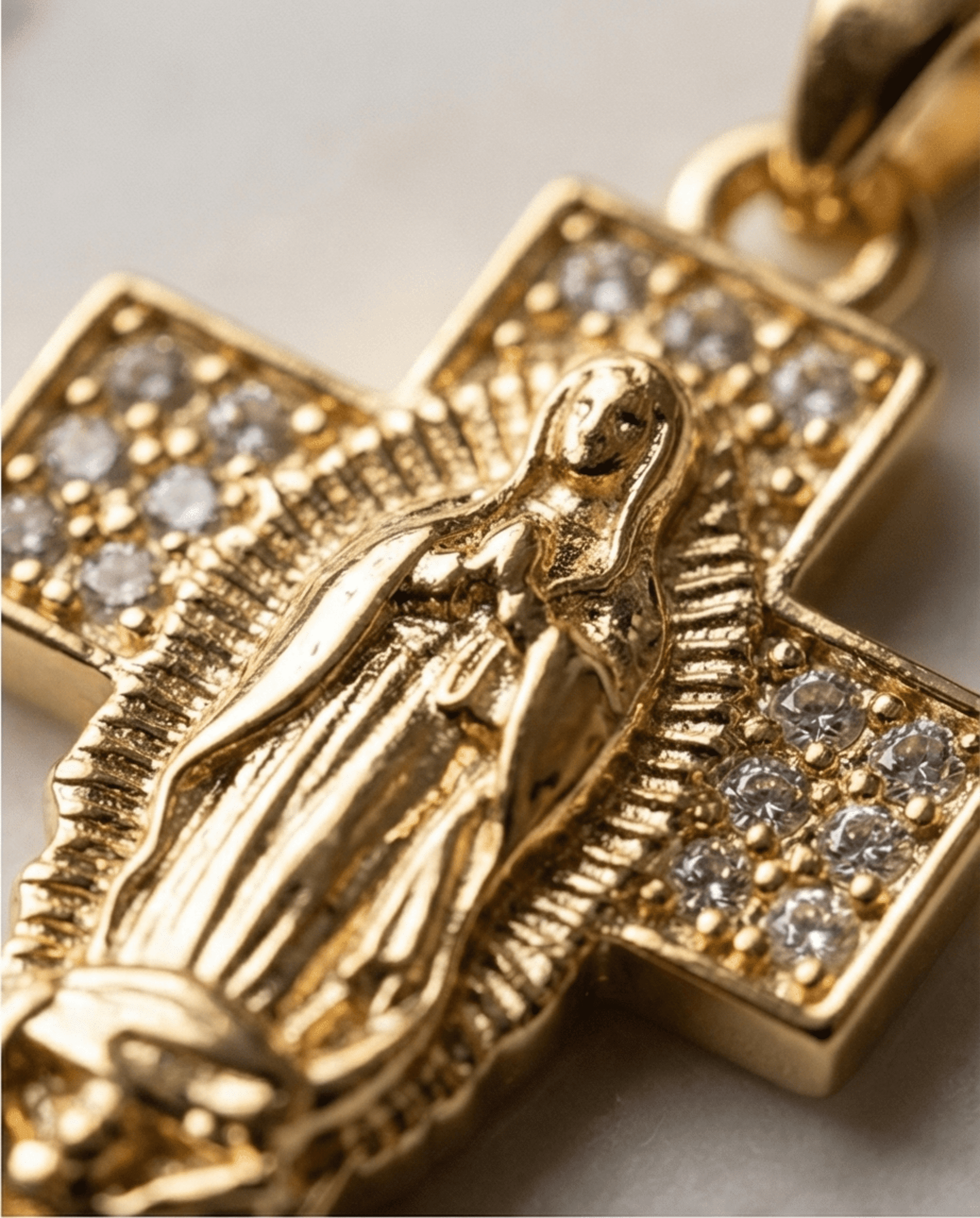 Collar Cruz Dorada – Acero Quirúrgico Chapado en Oro 18K - 4