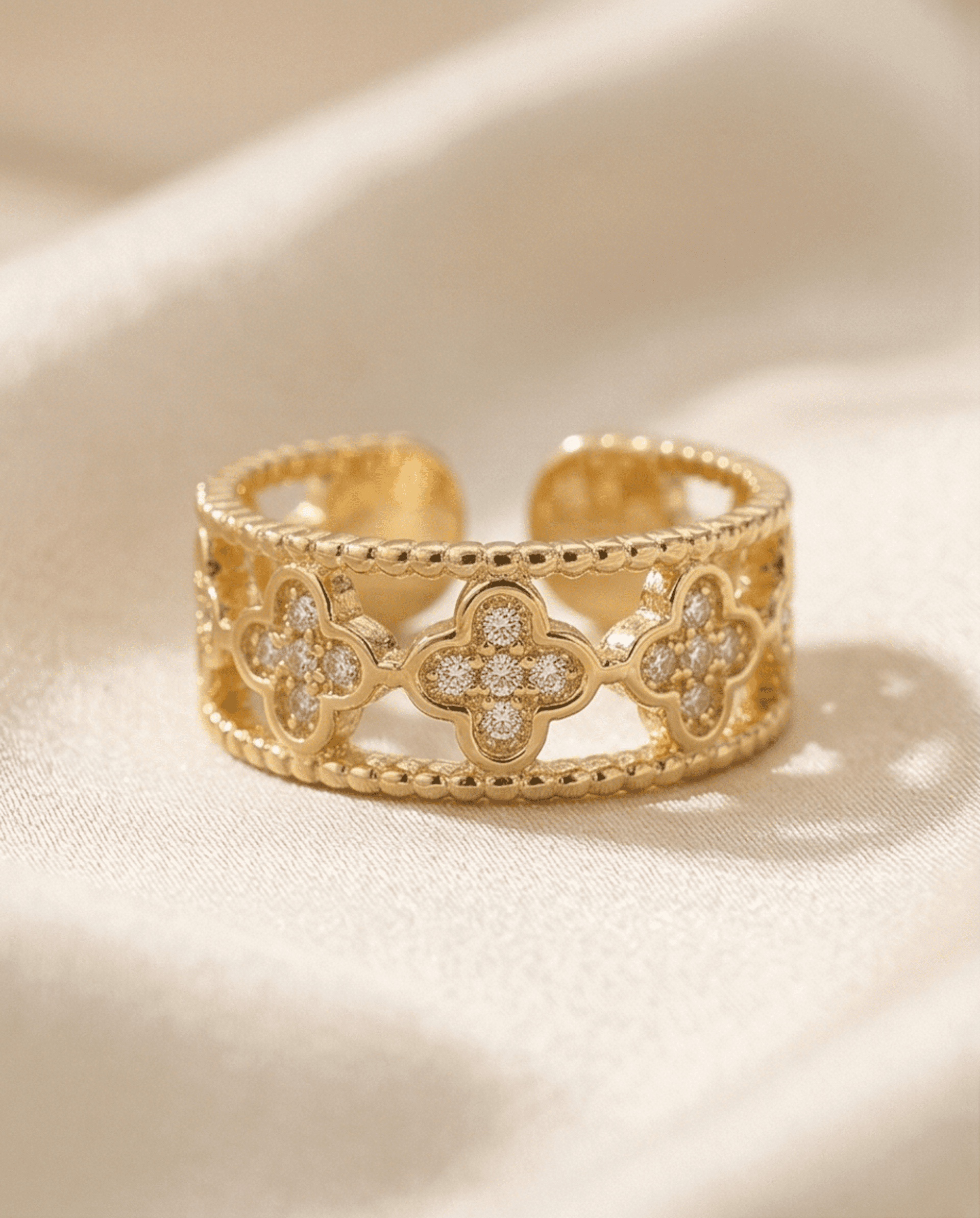 Anillo Golden Bloom – Elegancia floral en diseño calado - 1