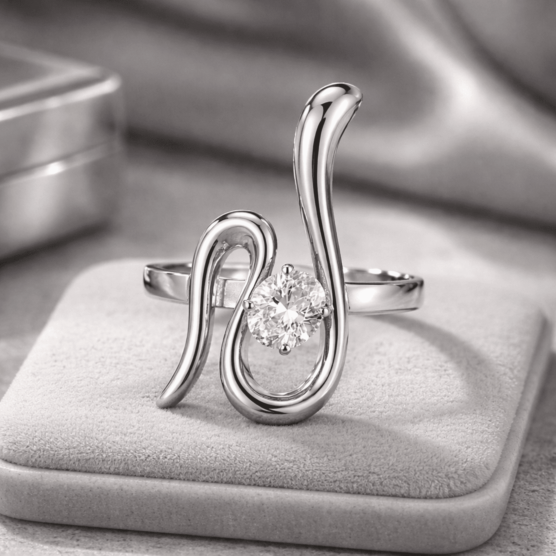 Anillo Wave Diamond – Elegancia moderna en líneas fluidas - 1