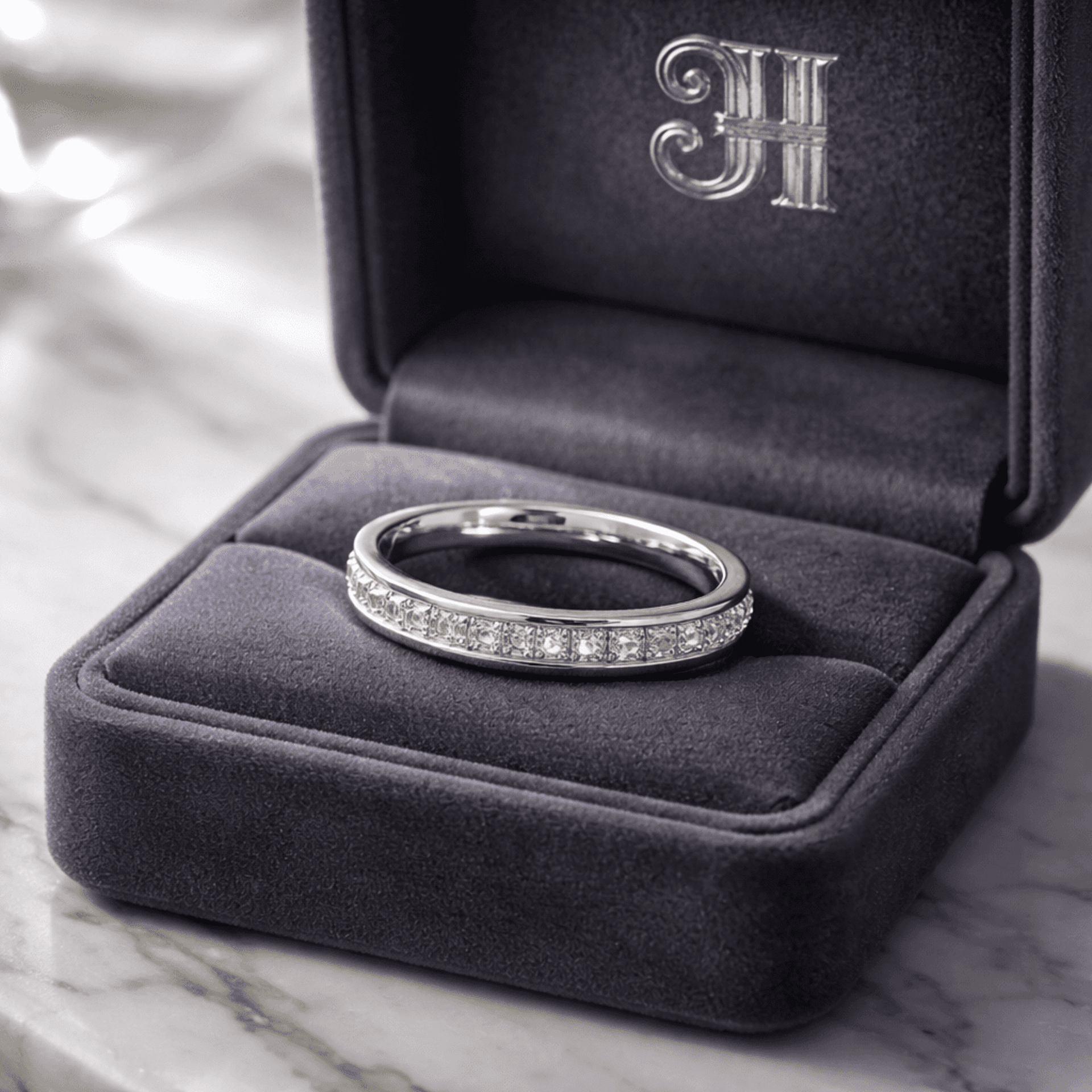 Alianza Eternidad con Cristales Baguette en Acero Quirúrgico Chapado en Oro Blan - 4