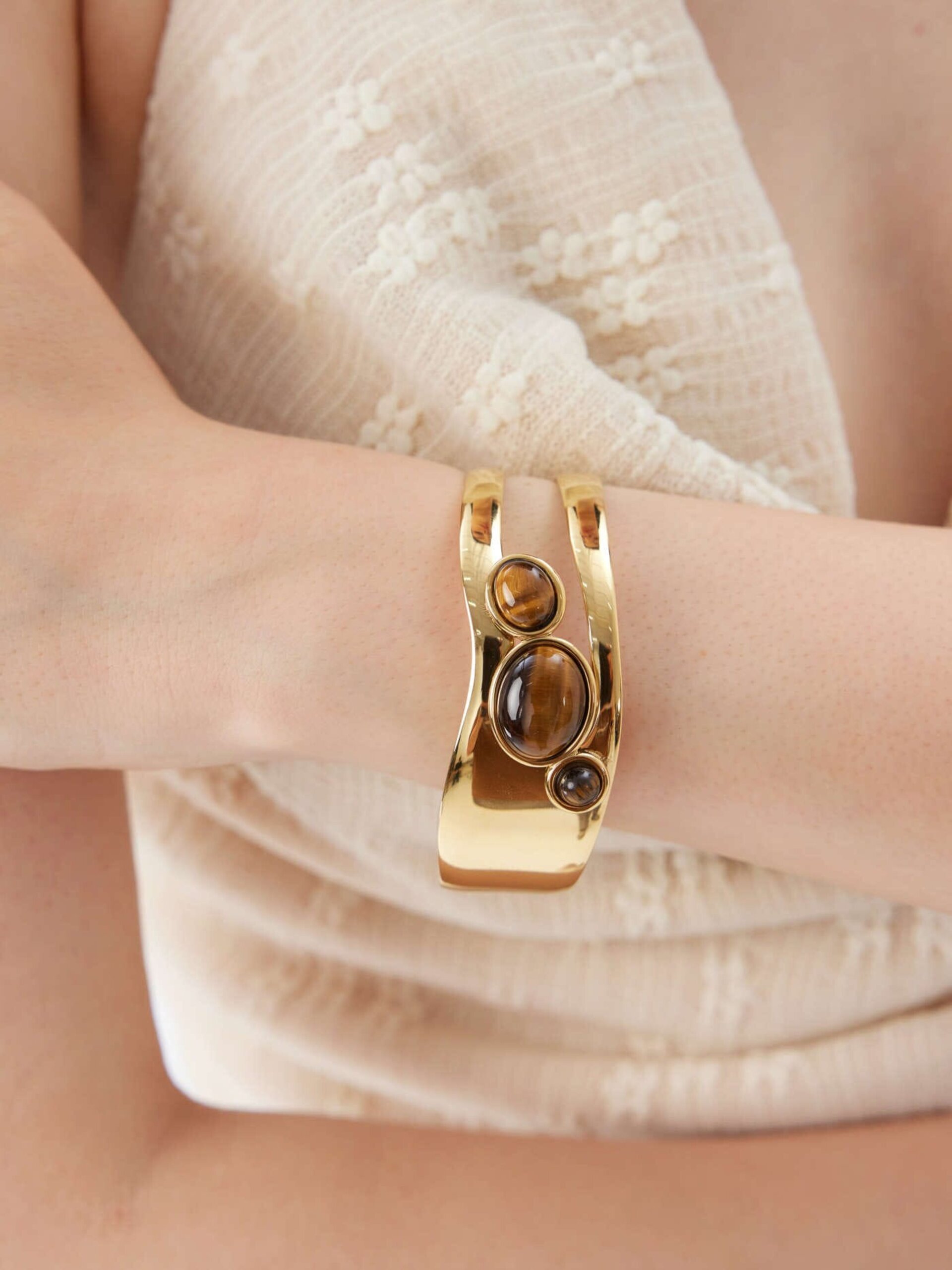 Brazalete Dorado con Piedra Ojo de Tigre - Esencia - 4