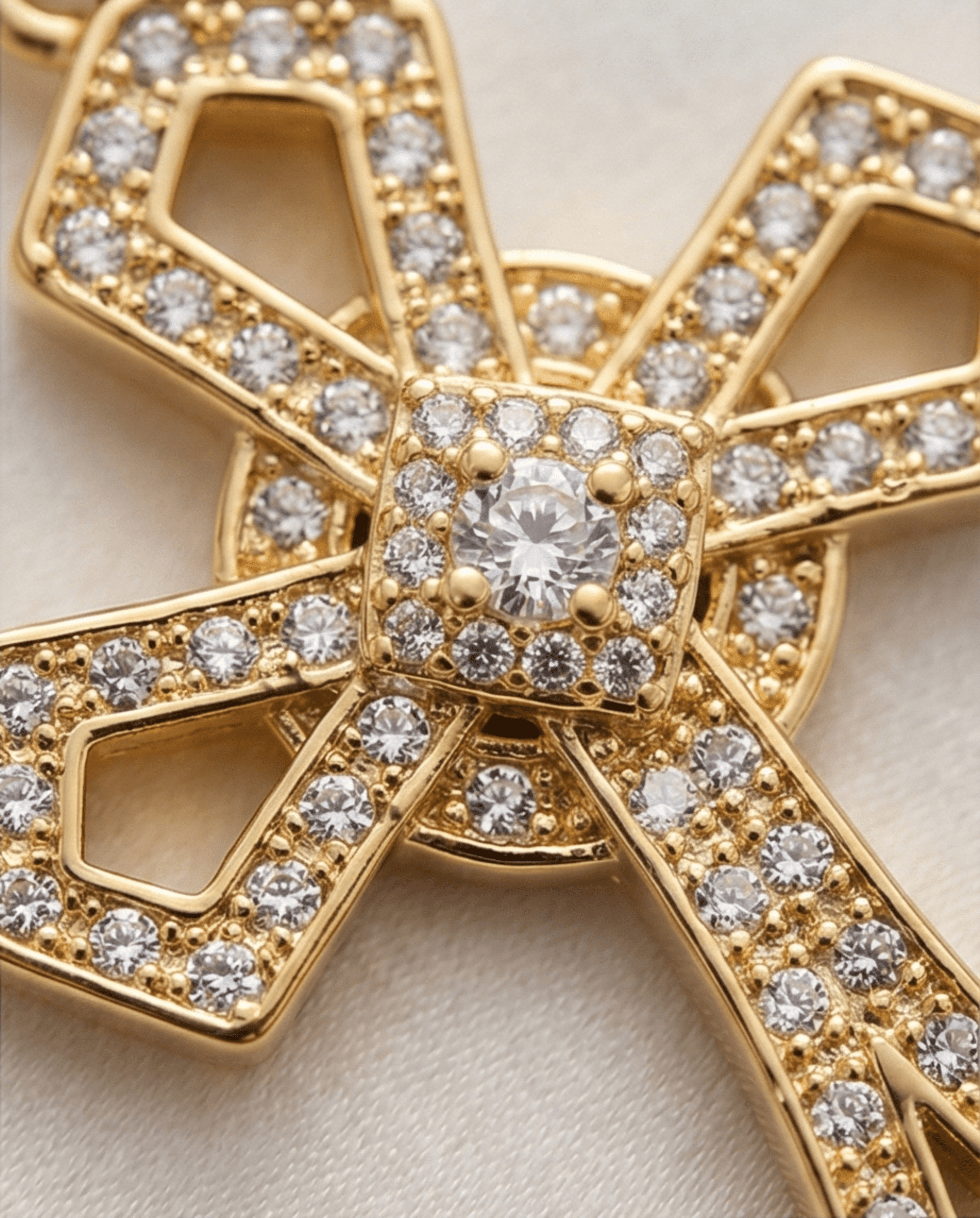 Crucifijo Pavé Luxe Openwork – Oro 18k - 2