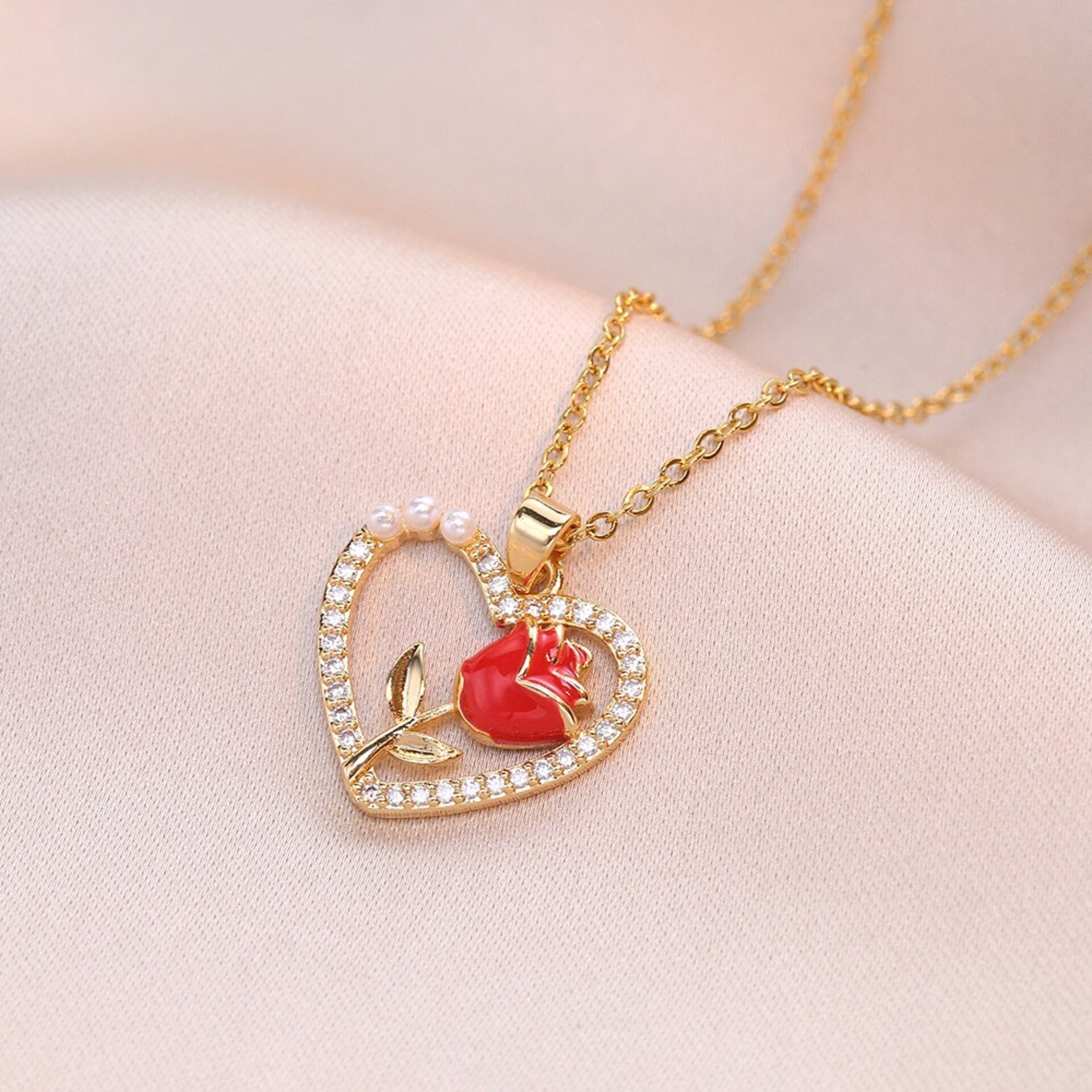 Collar Corazón con Rosa Roja, Perlas y Circonitas – Colección Romance Eterno - 3
