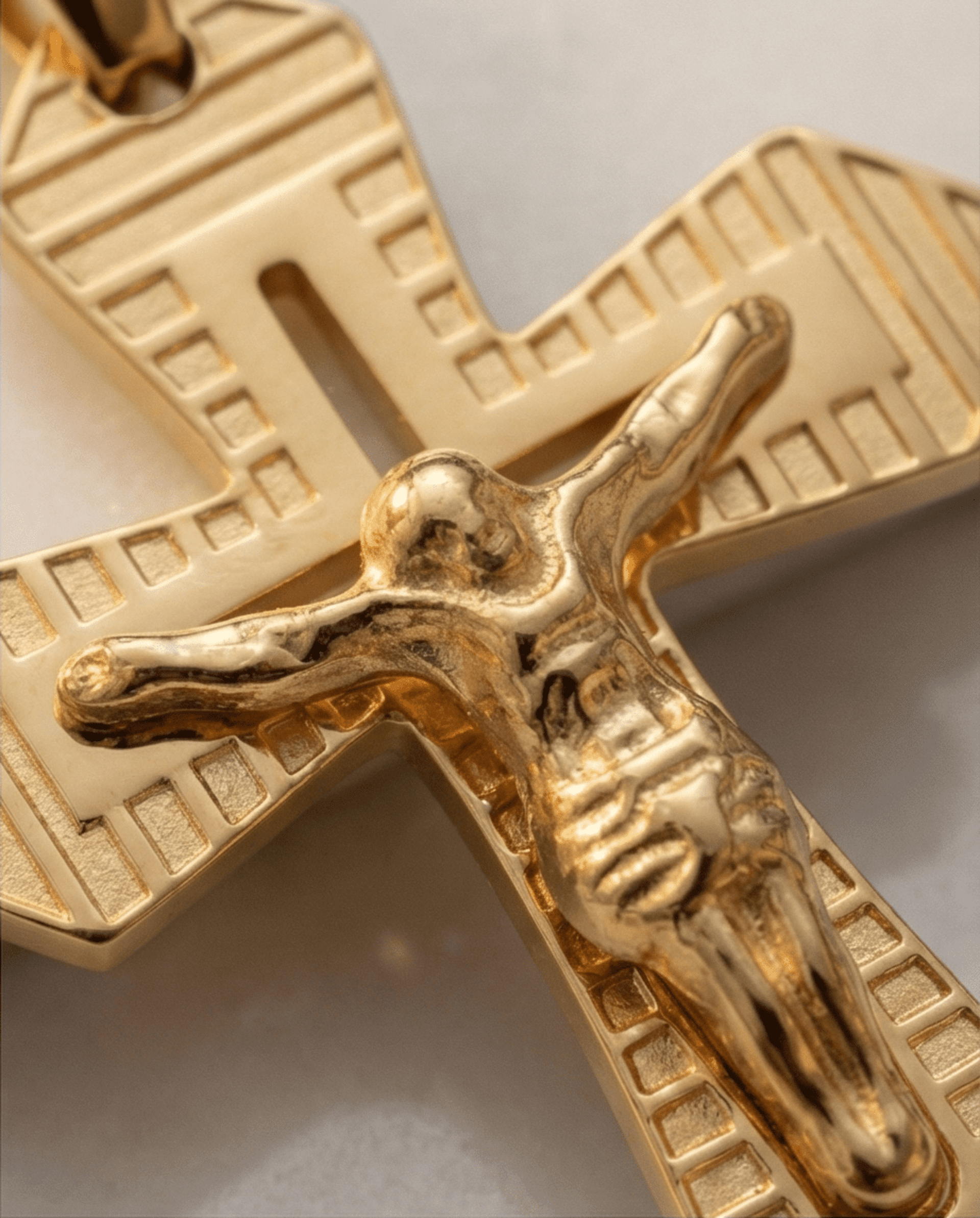 Crucifijo Geométrico Rayado – Oro 18k ✨ - 3
