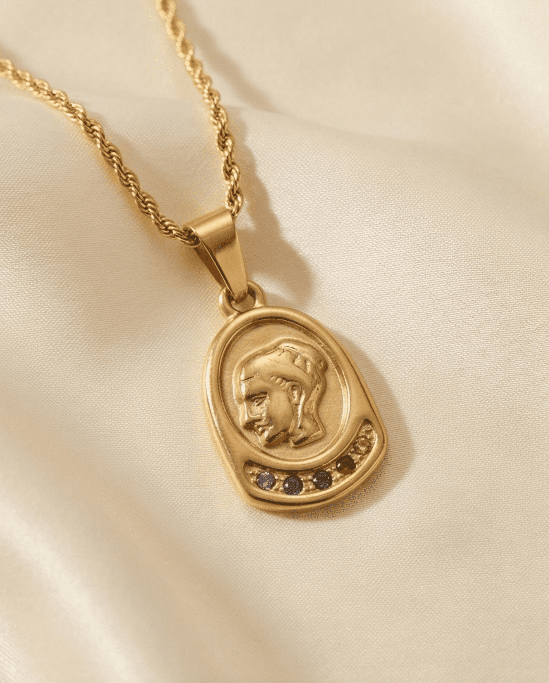 Collar Medalla Maria Dorada – Acero Quirúrgico con Circonitas - 3