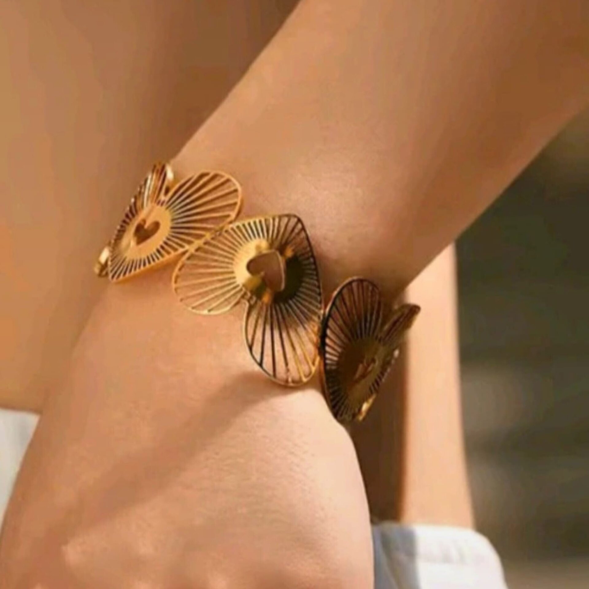 Brazalete Alas de Amor – Acero Quirúrgico Dorado - 2