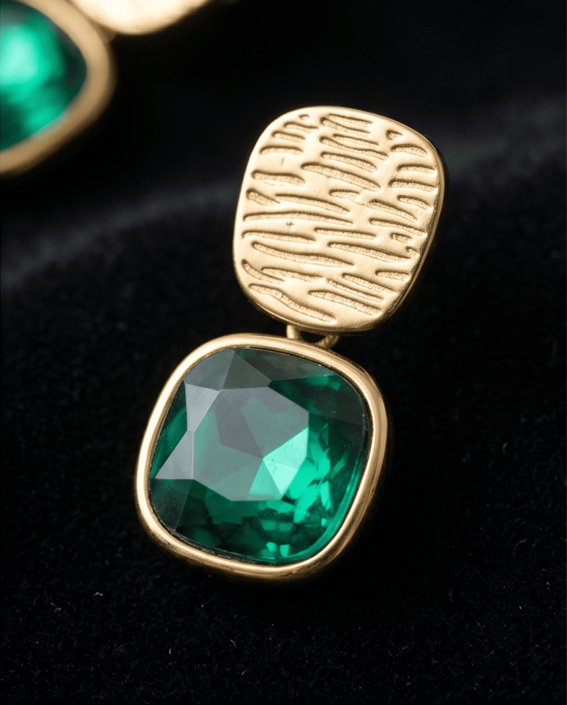 Juego de Anillo y Pendientes Esmeralda - Oro 18klt - Diseño Elegante y Moderno - 2